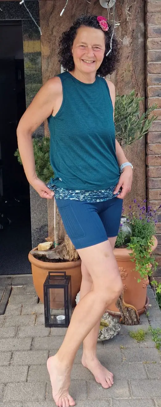 Trotz 180cm Körpergröße passt der Rock und die Hose darunter sehr gut.