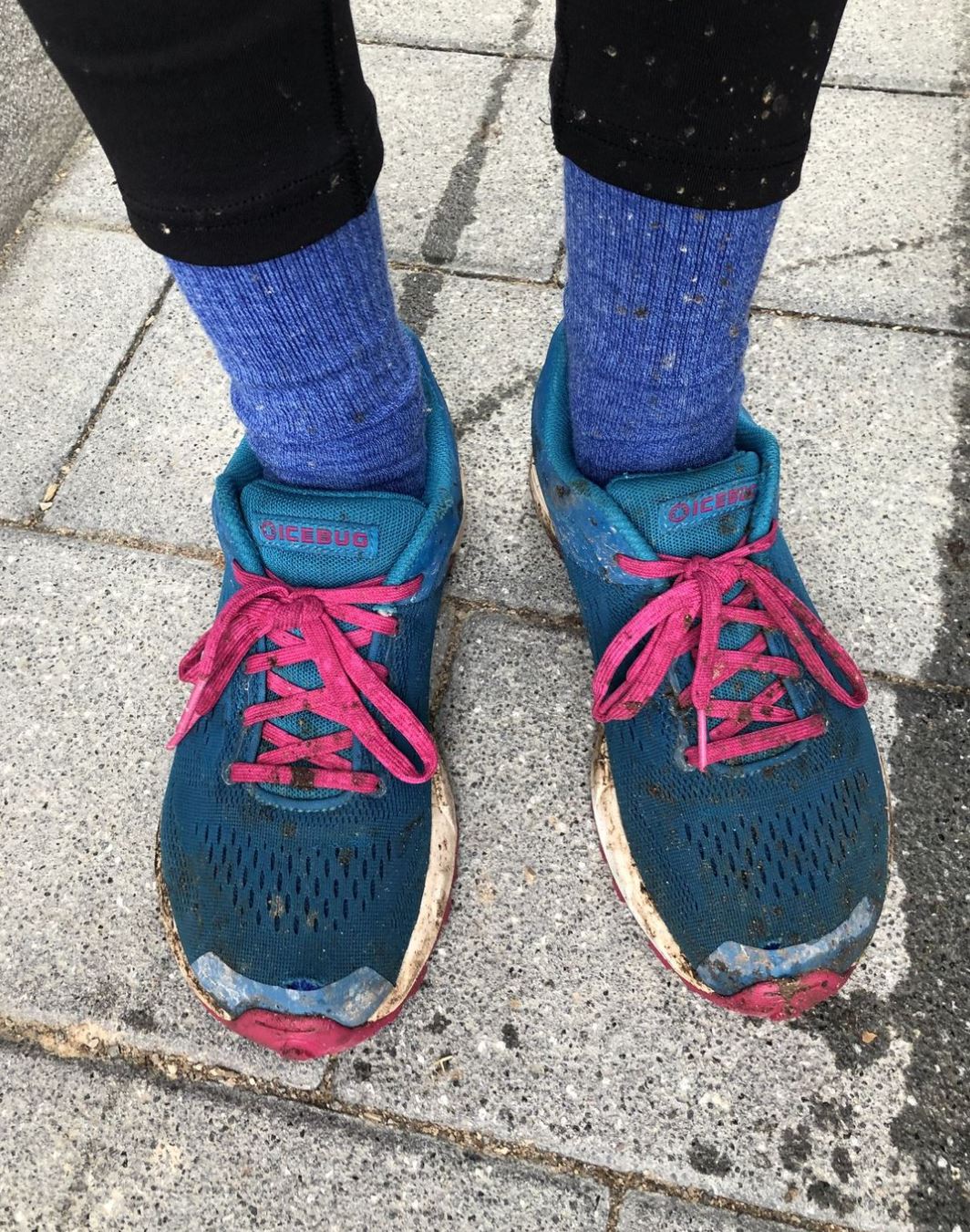 dreckige Socken und nasse Schuhe nach matschiger Joggingrunde