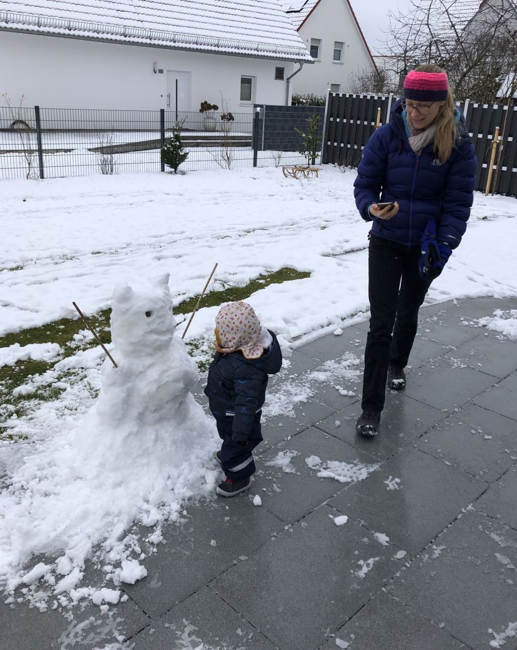 Schneebärchen bauen mit dem Sohn 