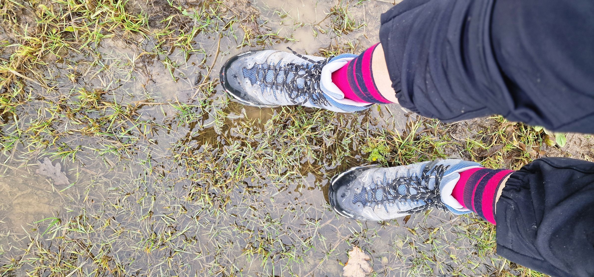 Durch den engen Sitz kühlt der Fuß bei sehr nass-kaltem Wetter leider etwas schneller aus wie bei normalen Woll-Trekking Socken.