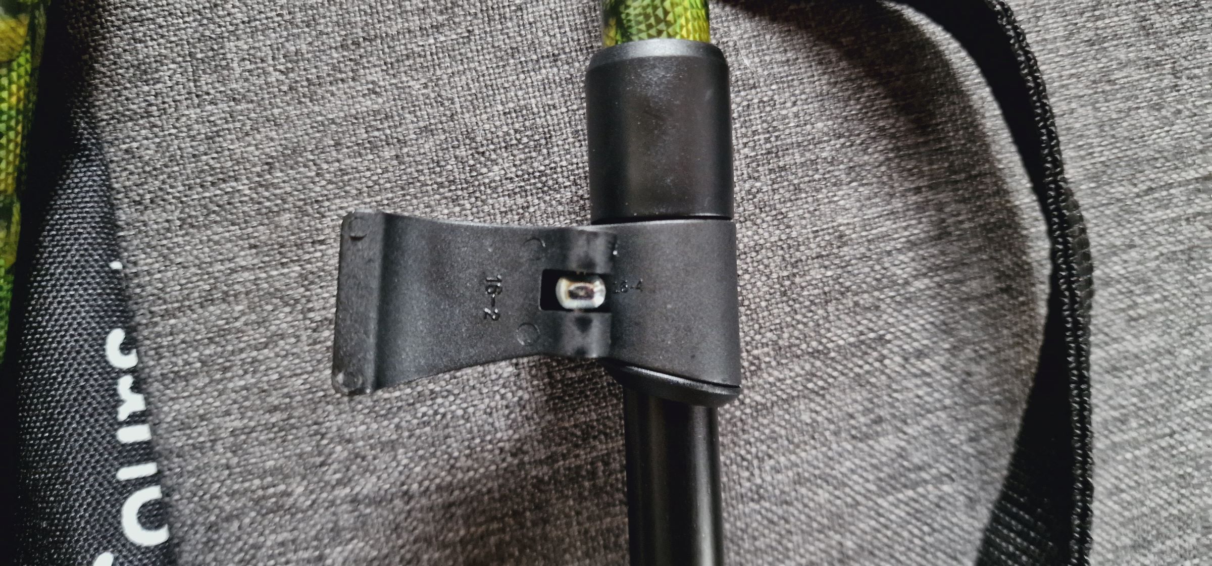 Die Haken des Flip Lock Systems passen sich der Form der Stöcke genau an