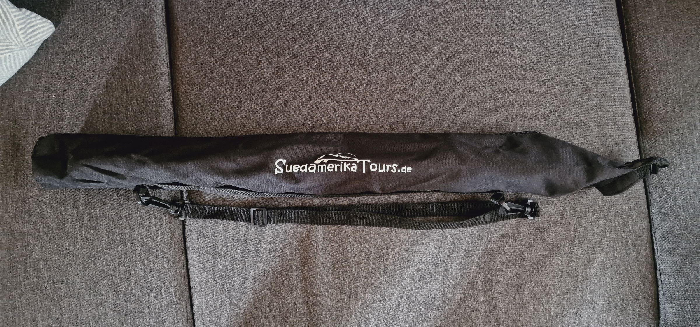 Eine praktische, genau passende Tasche für die Stöcke mit einem Tragegurt für die Schulter