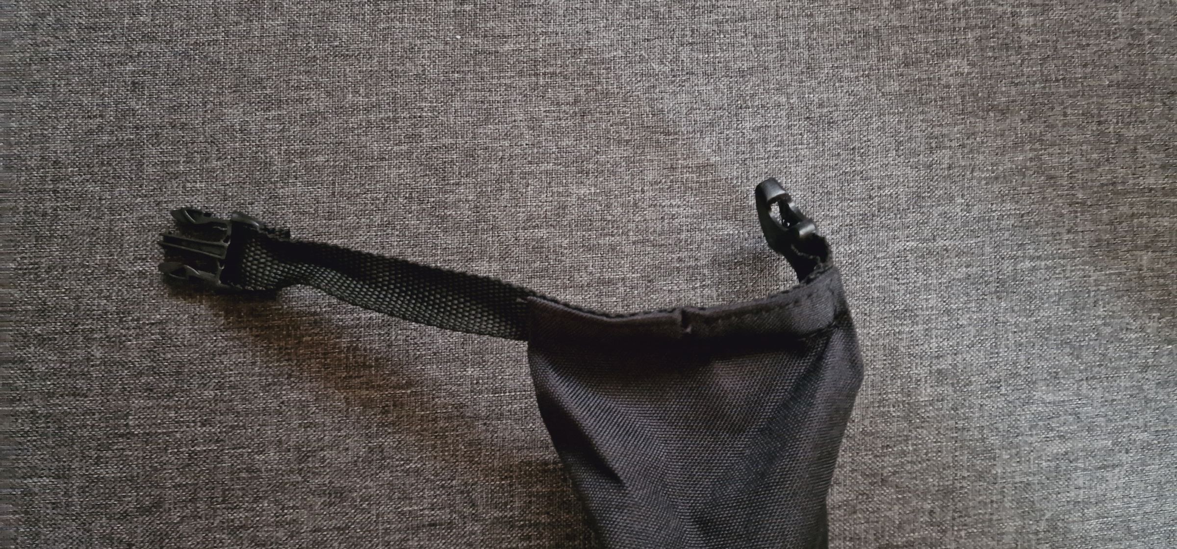 Ein Gurt zur Befestigung z.B. am Rucksack oder zum Aufhängen 