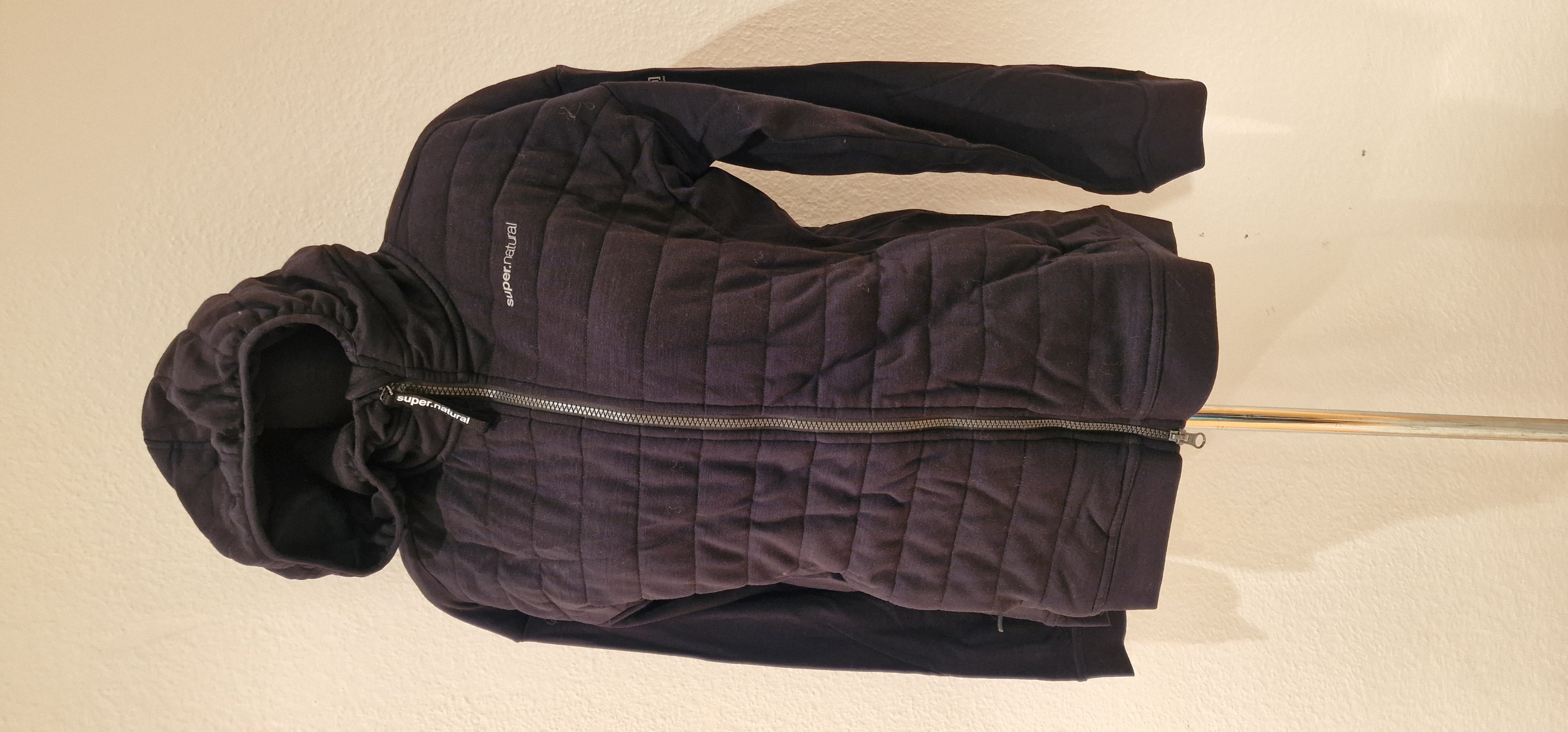 Die Jacke ist absolut geruchsarm. Ein großer Vorteil von Merino. Lüften reicht in der Regel und daher muss man die Jacke nicht so häufig waschen. 