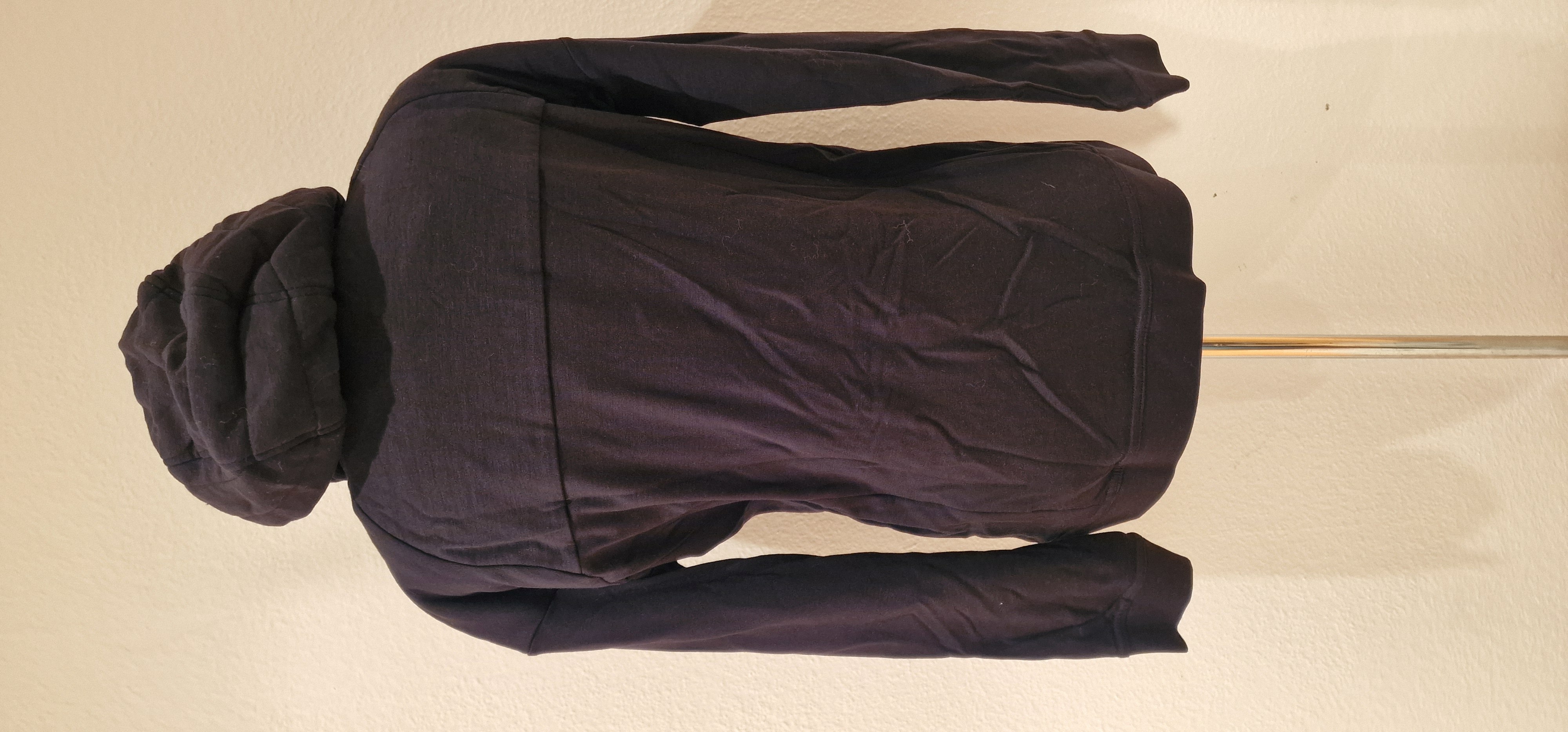 Wäre der Rücken der Jacke ebenfalls mit dem Material des Vorderteils gearbeitet, wäre der hohe Preis der Jacke ehr gerechtfertigt. 
