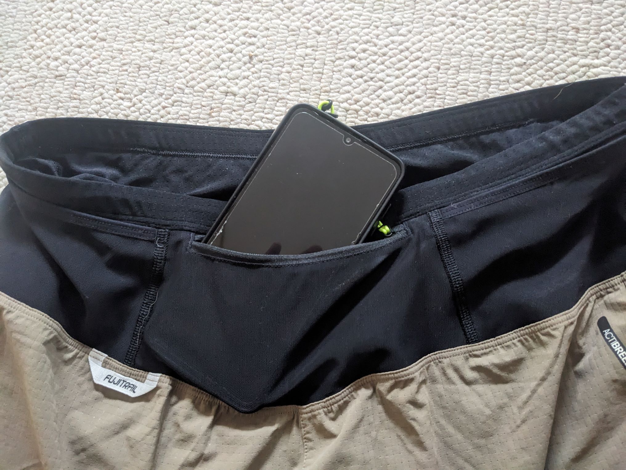 Handy in der Tasche