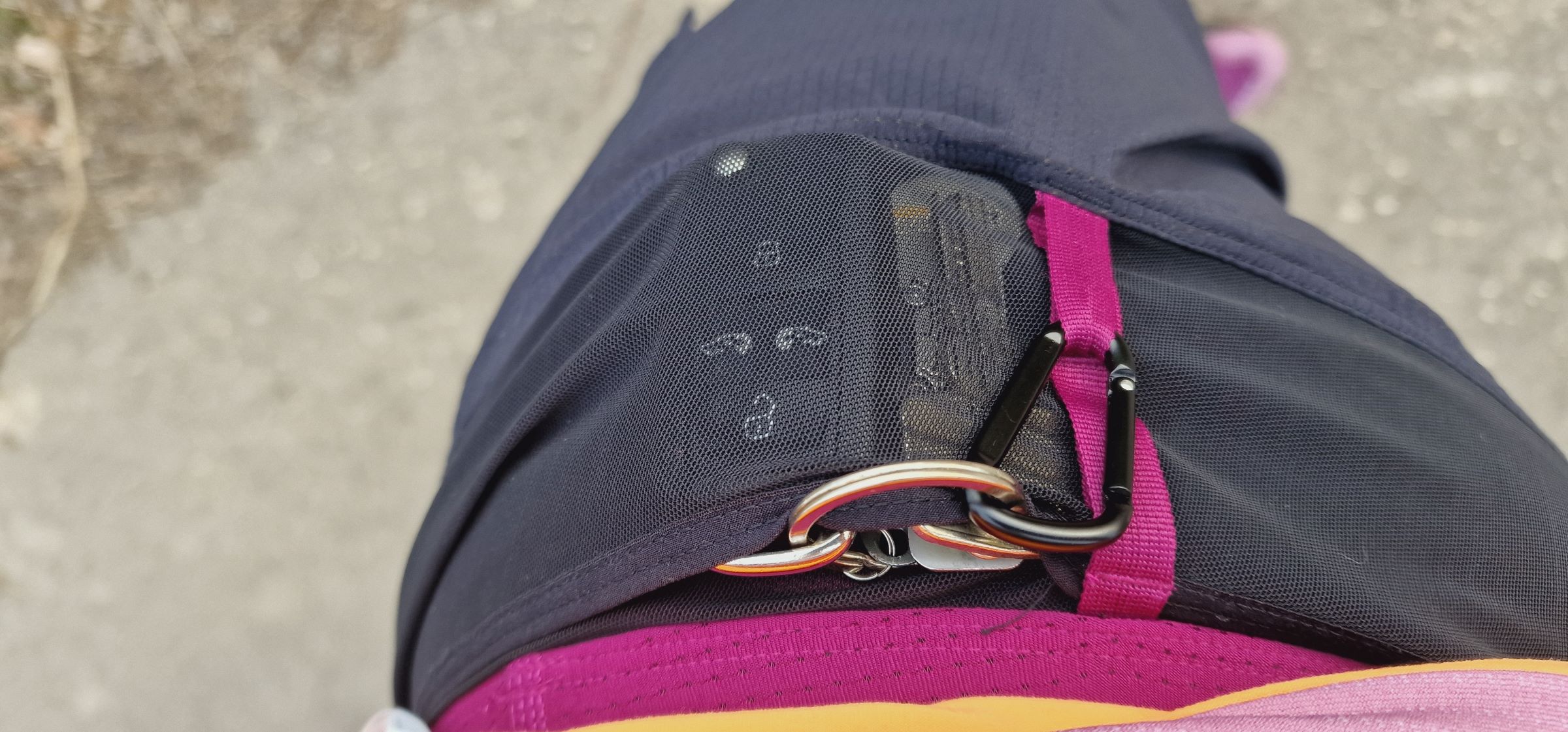 Dehnbare Taschen, für alles was man Unterwegs benötigt