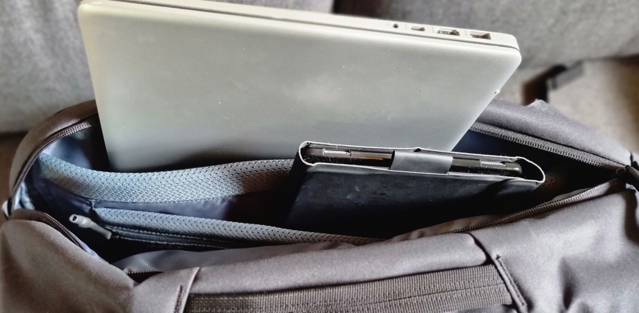 Auch das Tablet findet noch ein Plätzchen
