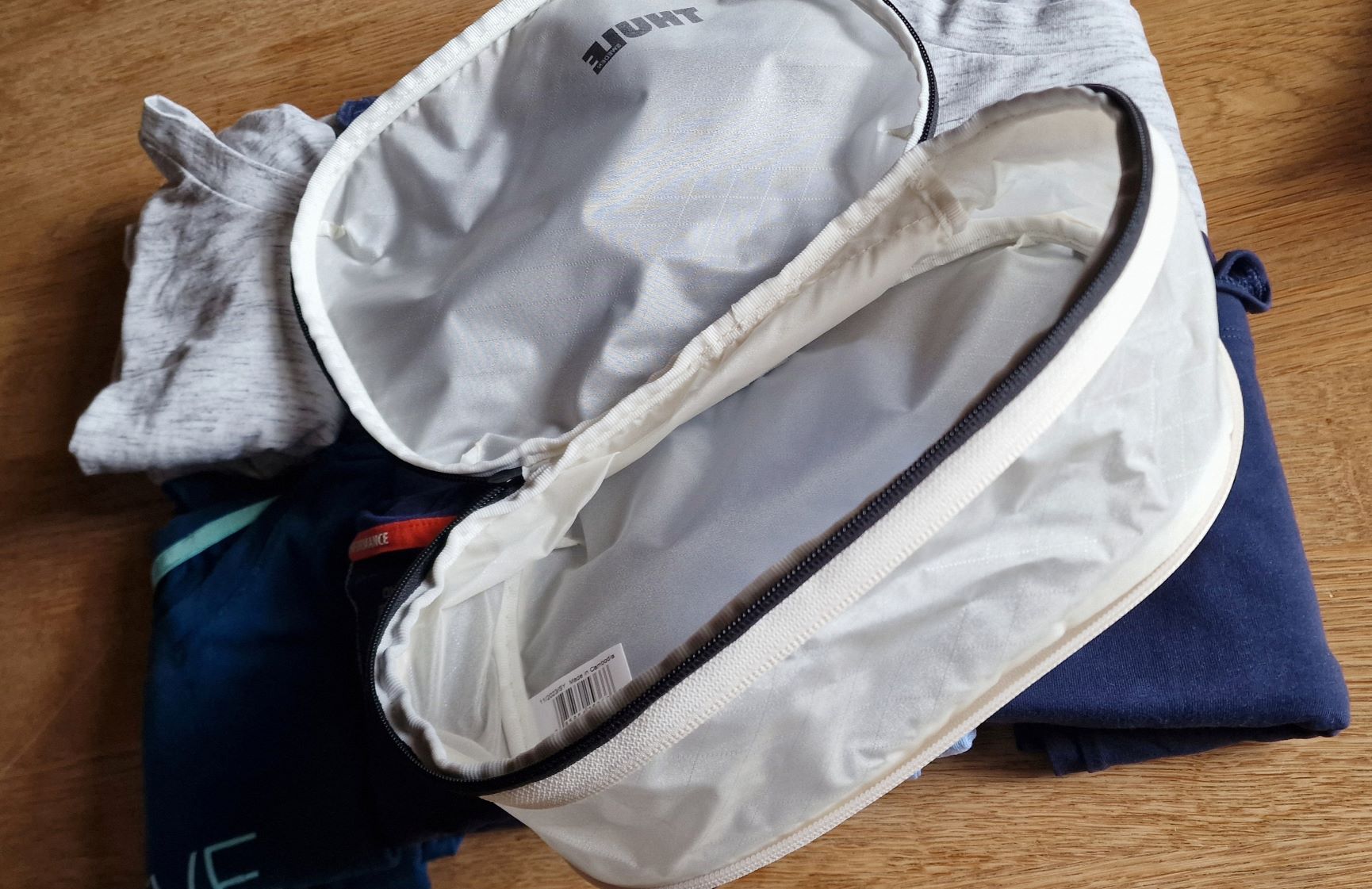 Um den Würfel zu bestücken, muss man beide Reißverschlüsse öffnen