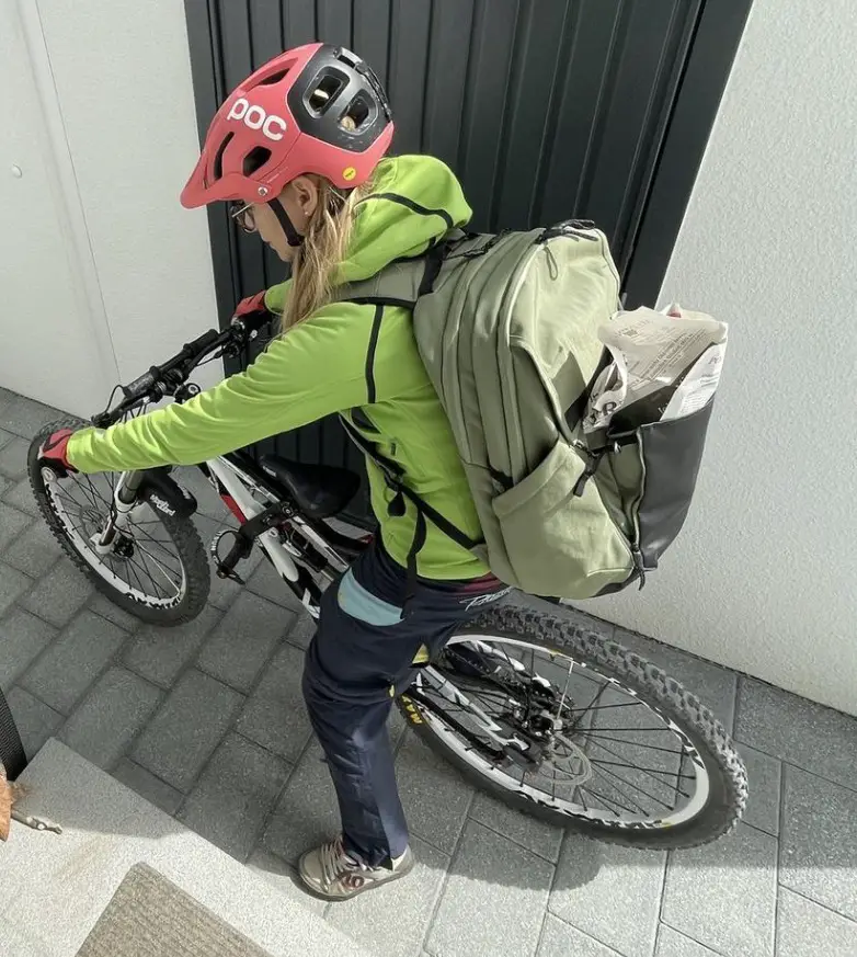 Mit Blumentopf im Trichter- oder Helmfach vorn