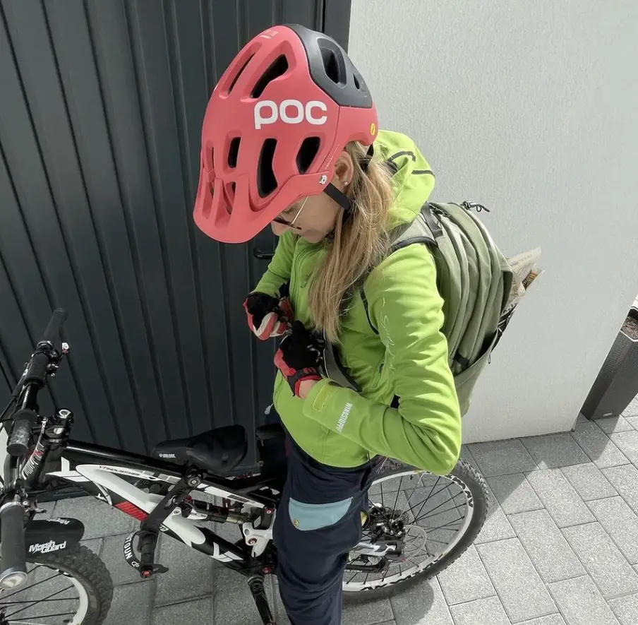 Rucksack an, grade dabei, den Brustgurt zu schließen