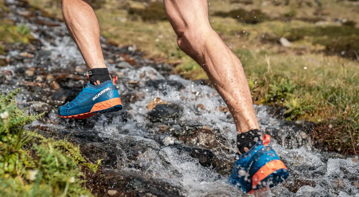 2_Trailrunningschuhe weisen weniger Dämpfung als klassische Laufschuhe auf und bieten dank stabiler und rutschfester Sohlen viel Trittsicherheit_Salewa