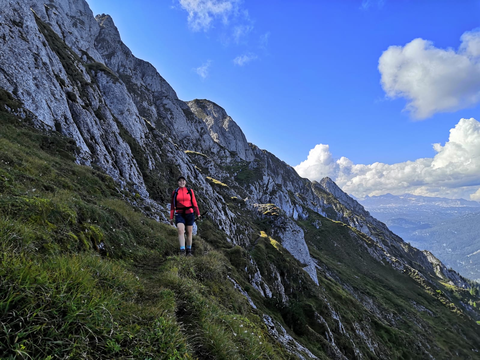 Eine ausgesetzte Stelle des Wanderweges beim Abstieg