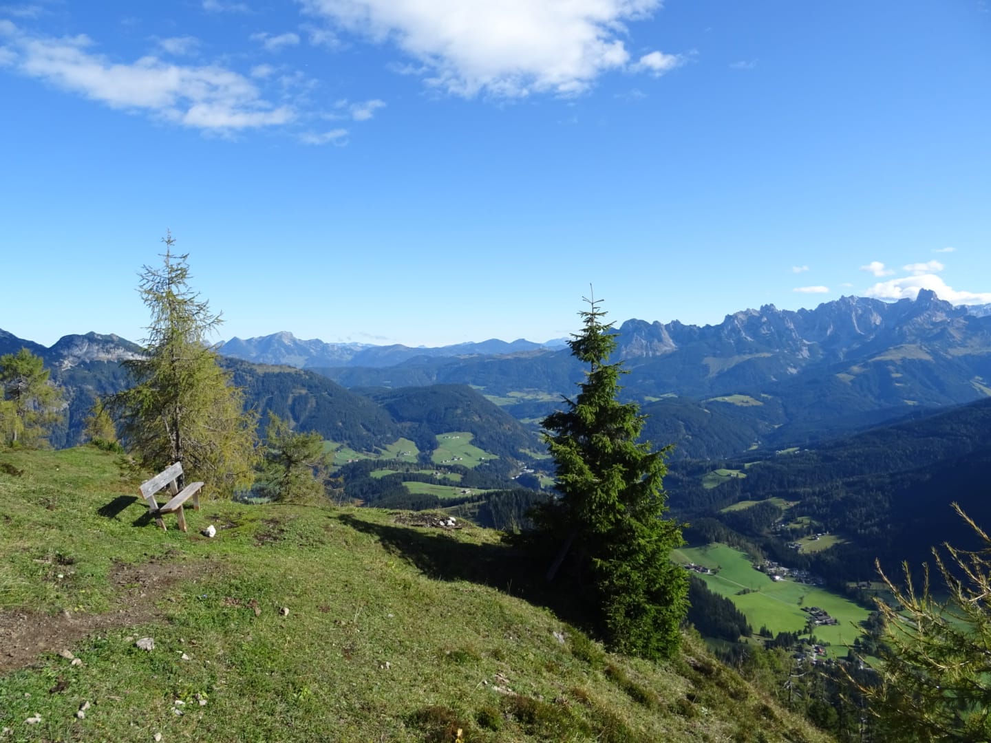Aussicht Ostermaisspitz mit Sitzbänken