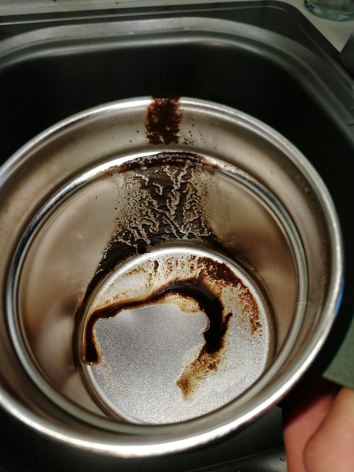 Kaffeesatz, der im Becher zurück bleibt