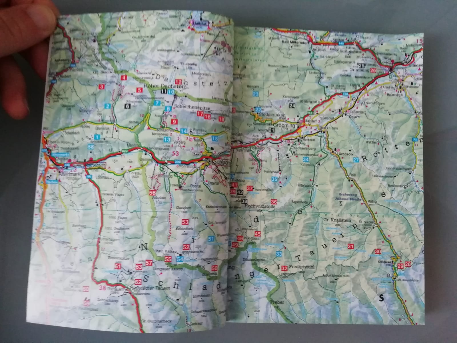 Übersichtskarte; Wanderungen sind mit Nummern, Farbcode (Schwierigkeit) und ggf. "TOP" eingezeichnet