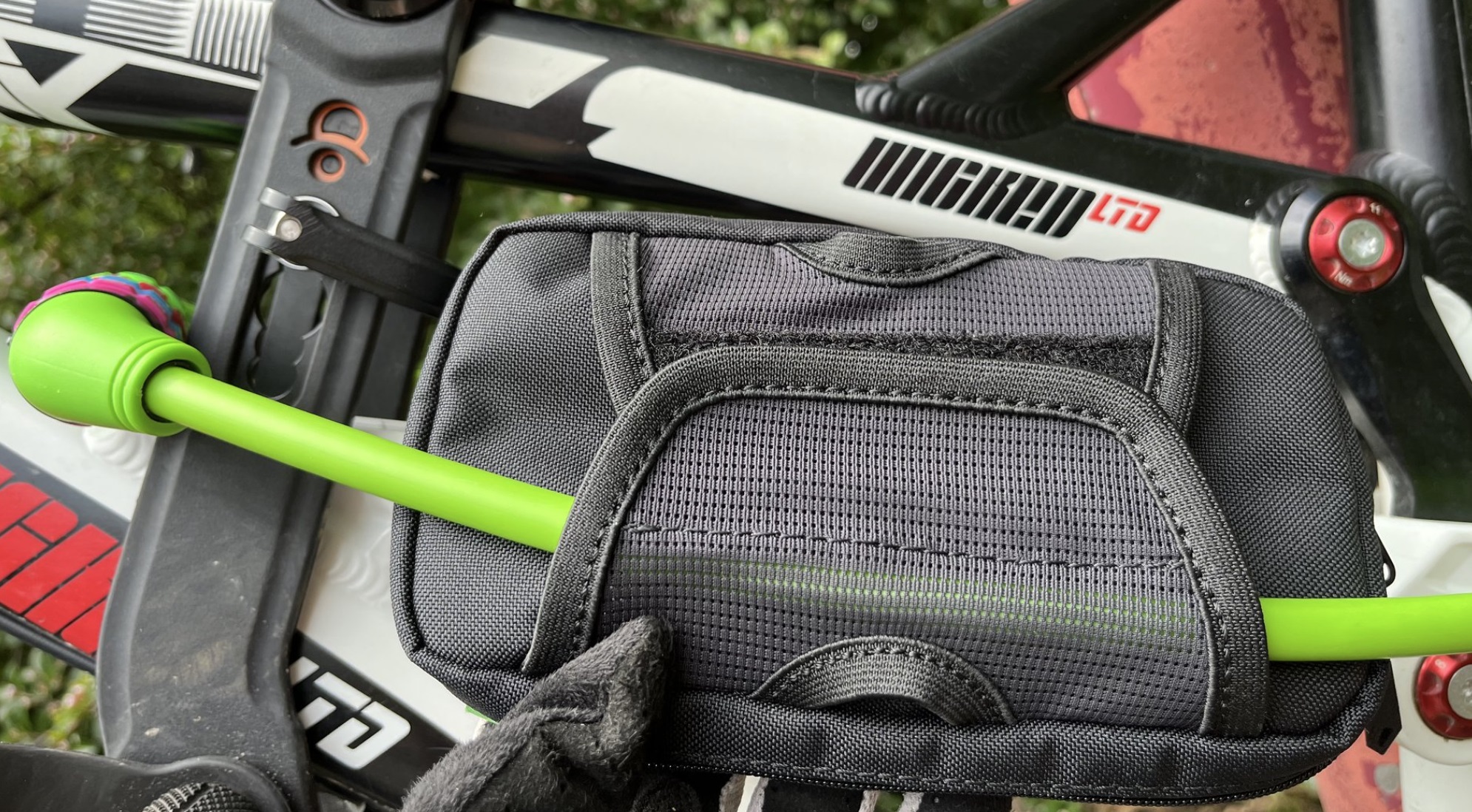 Handytasche am Fahrradschloss, Klett erkennbar