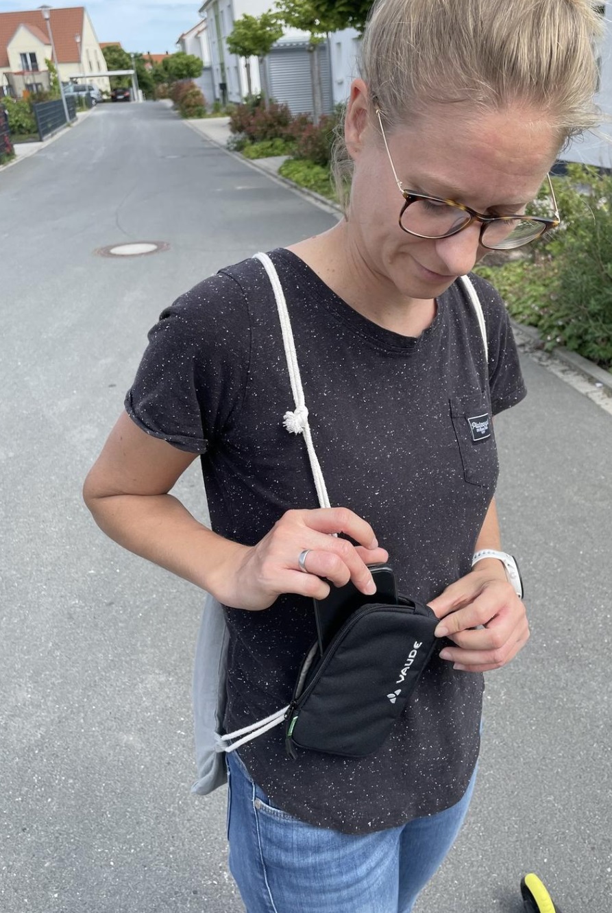 Handytasche an schmalem Rucksackriemen, iPhone grade am Einstecken