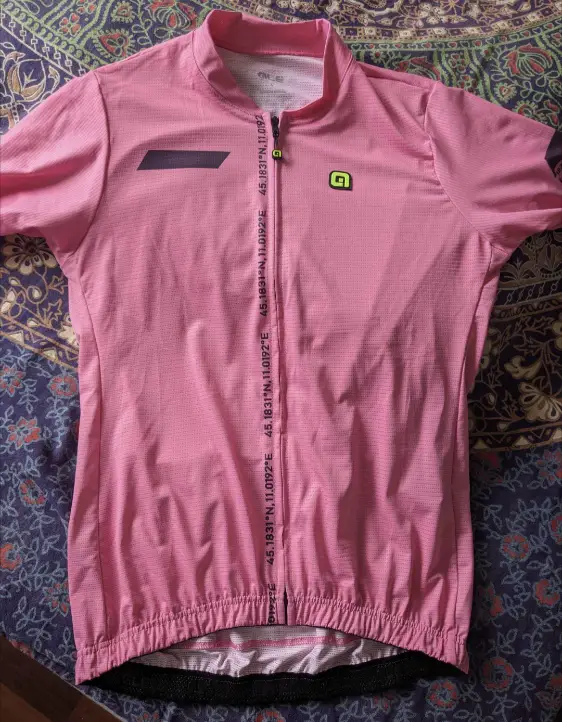 man sieht das trikot von vorne