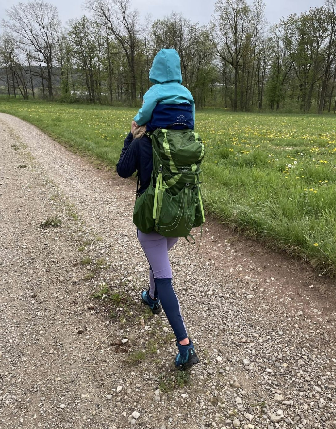 zwar mit Rucksack unterwegs, aber Temperatur zu kalt für T-Shirt