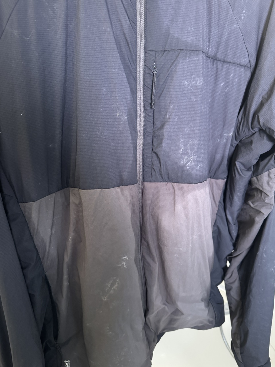 So sieht die Jacke nach dem Waschen mit Pulverwaschmittel aus