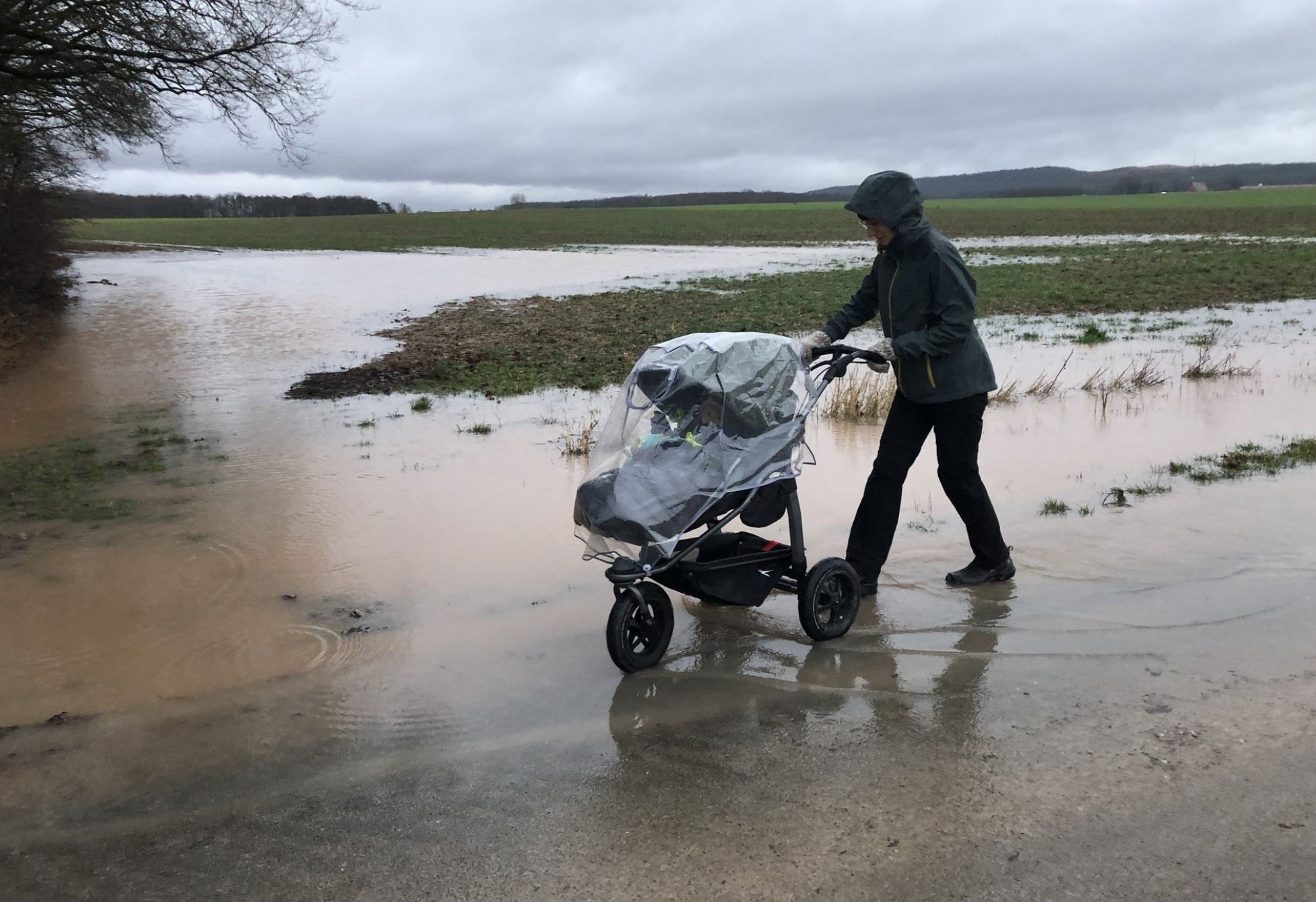 Extremer Test: Wasserdurchfahrt auf überschwemmtem Teer
