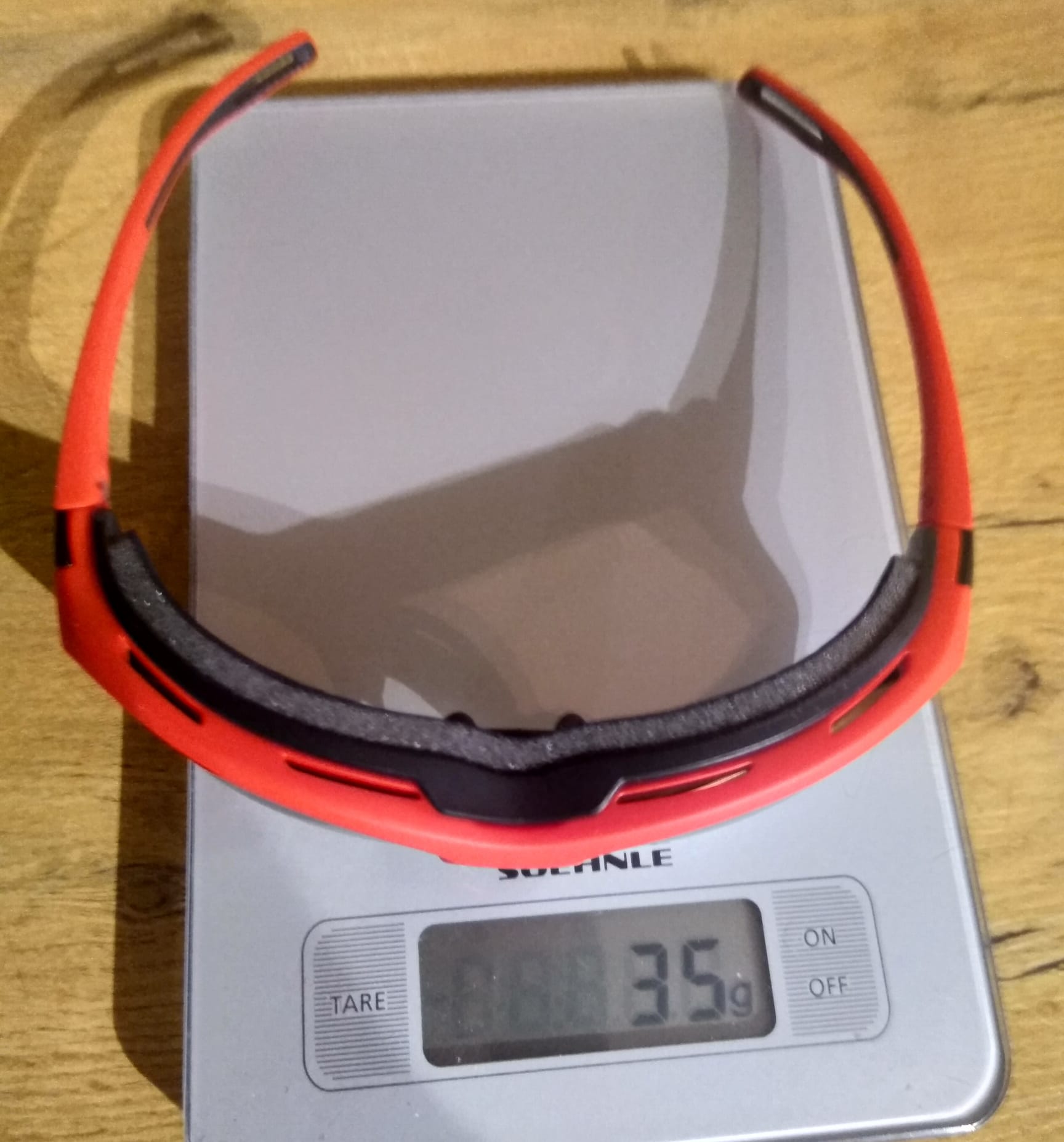 Brille auf der Waage