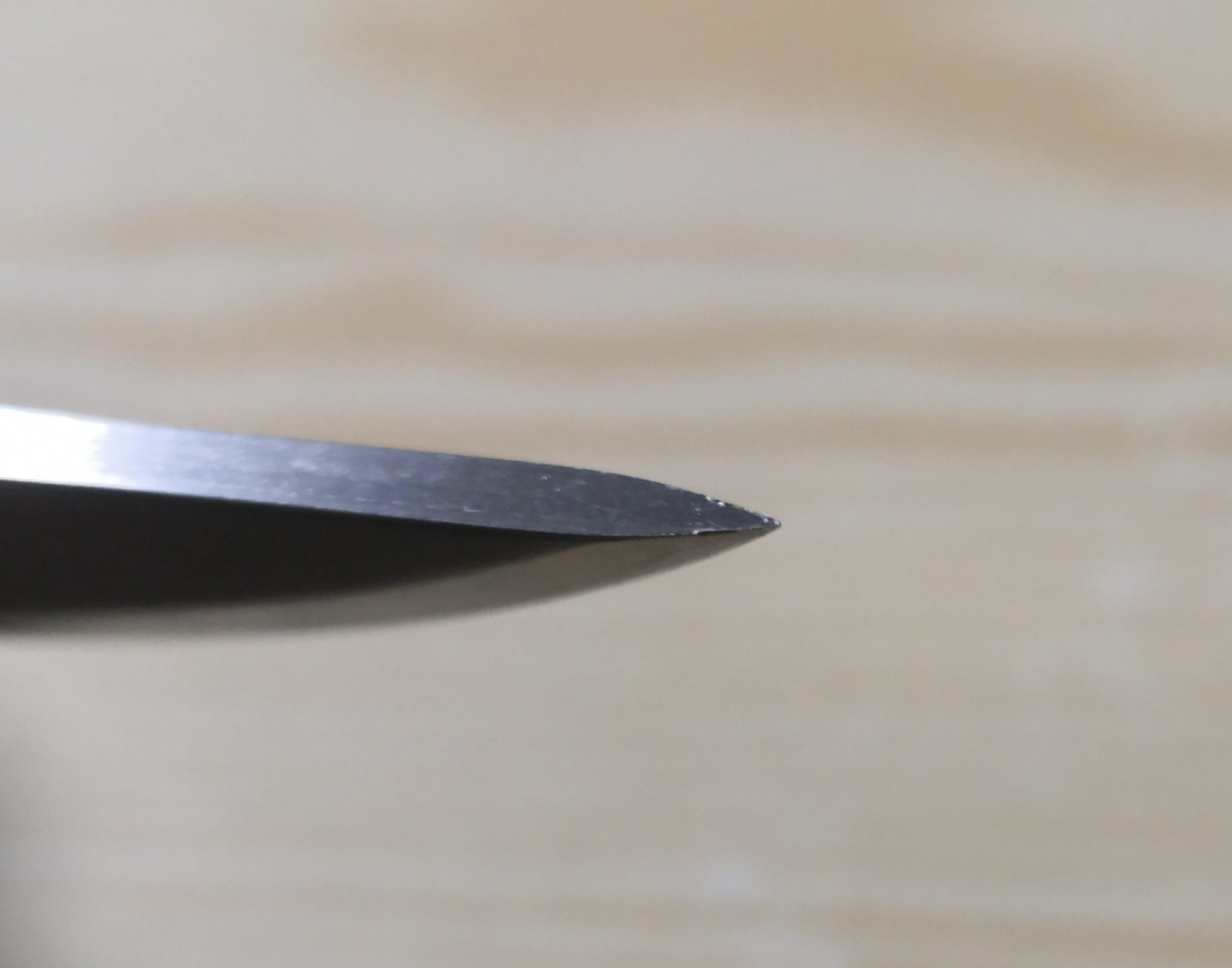 Spuren vom Dosen öffnen der Messerklinge