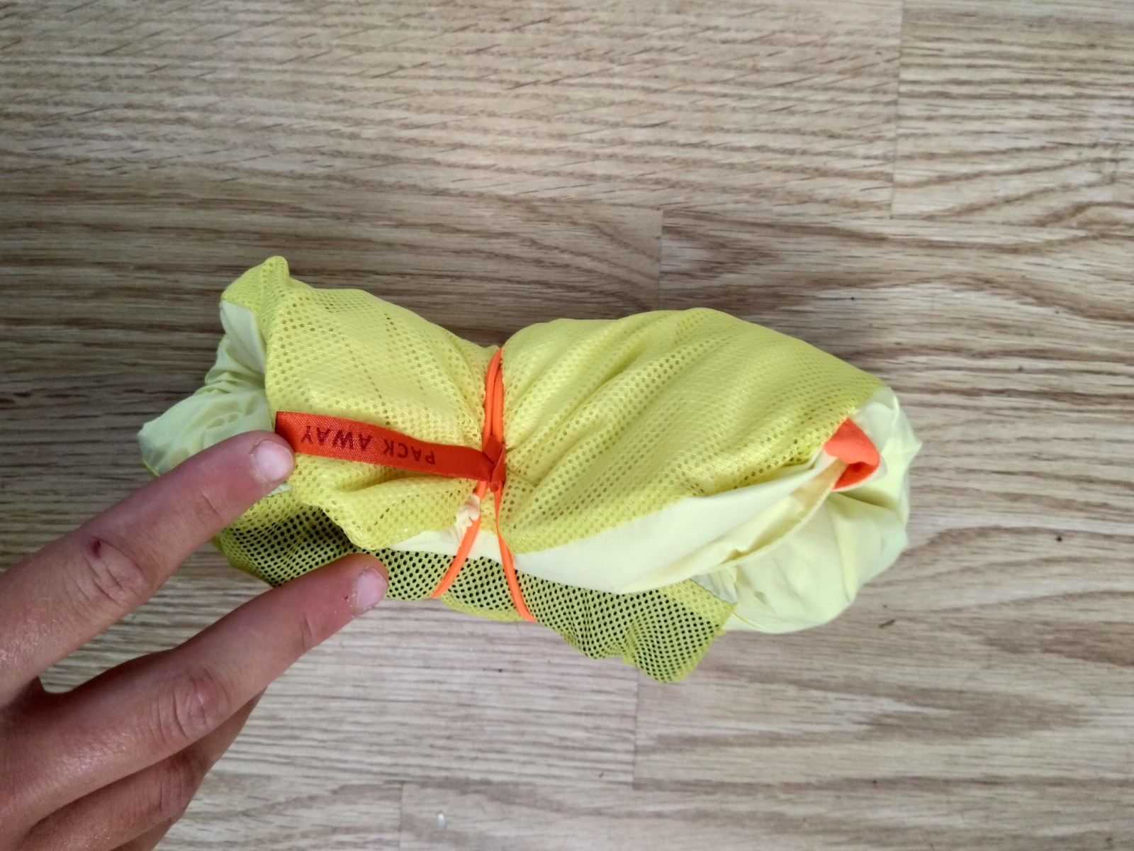 zusammengerollte Jacke