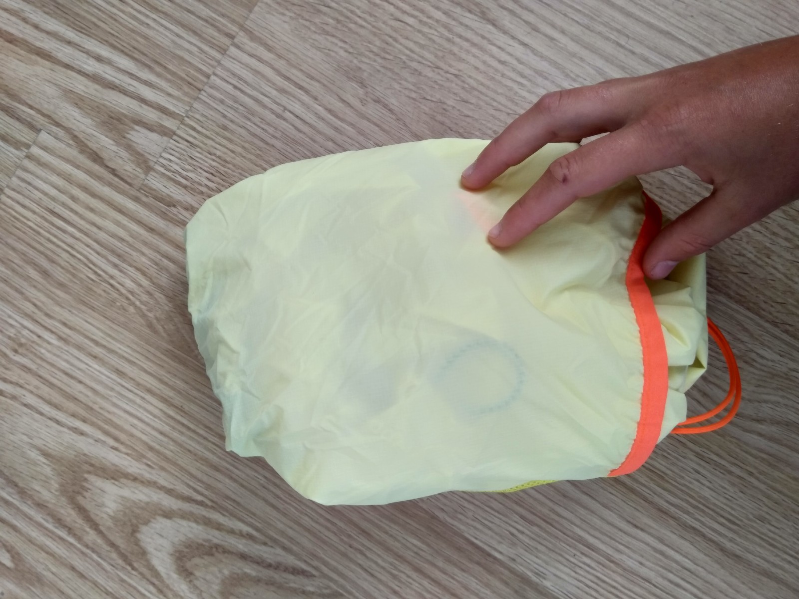 Jacke zusammengepackt in der Tasche