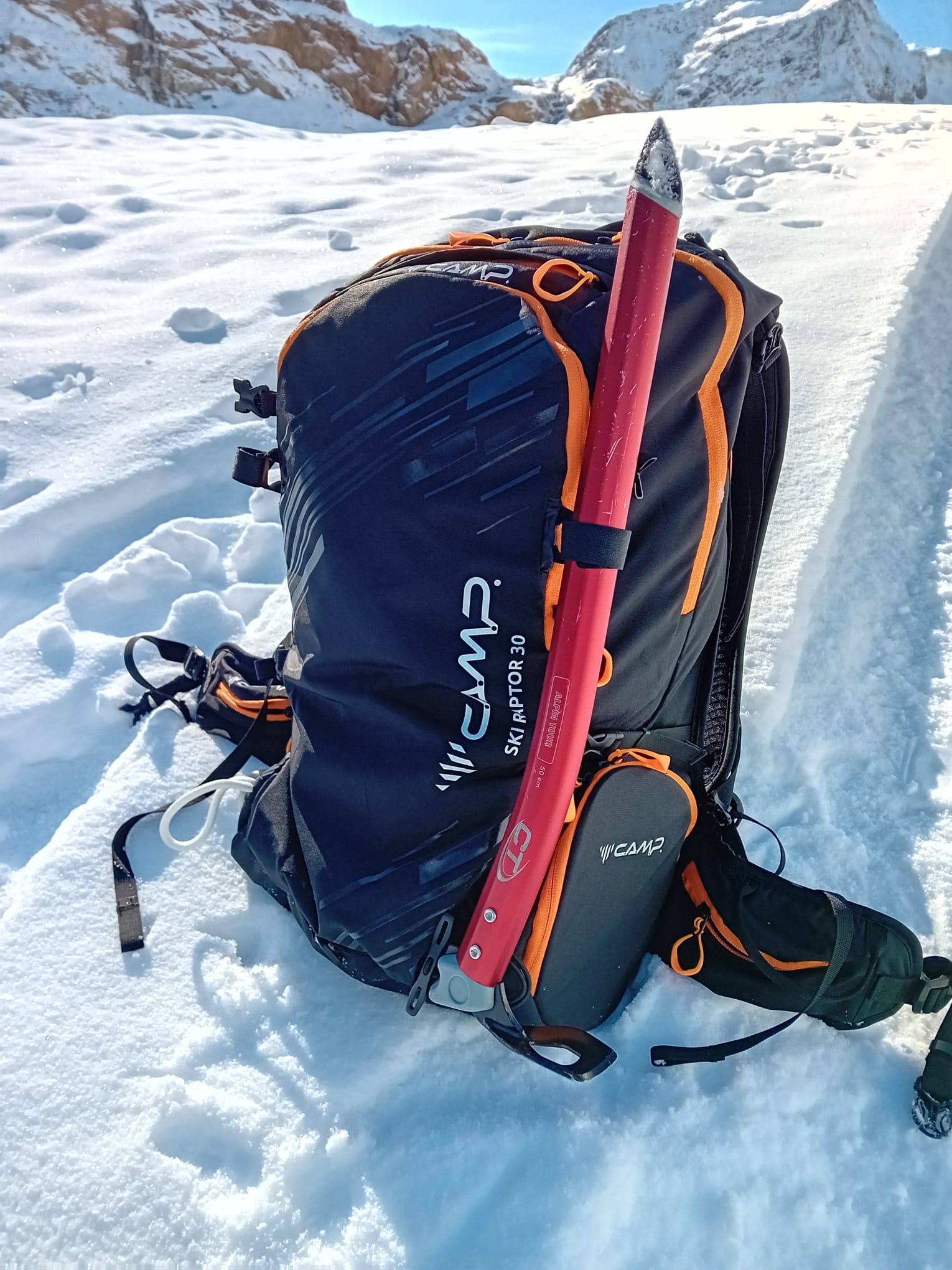 Rucksack mit Pickel von vorne