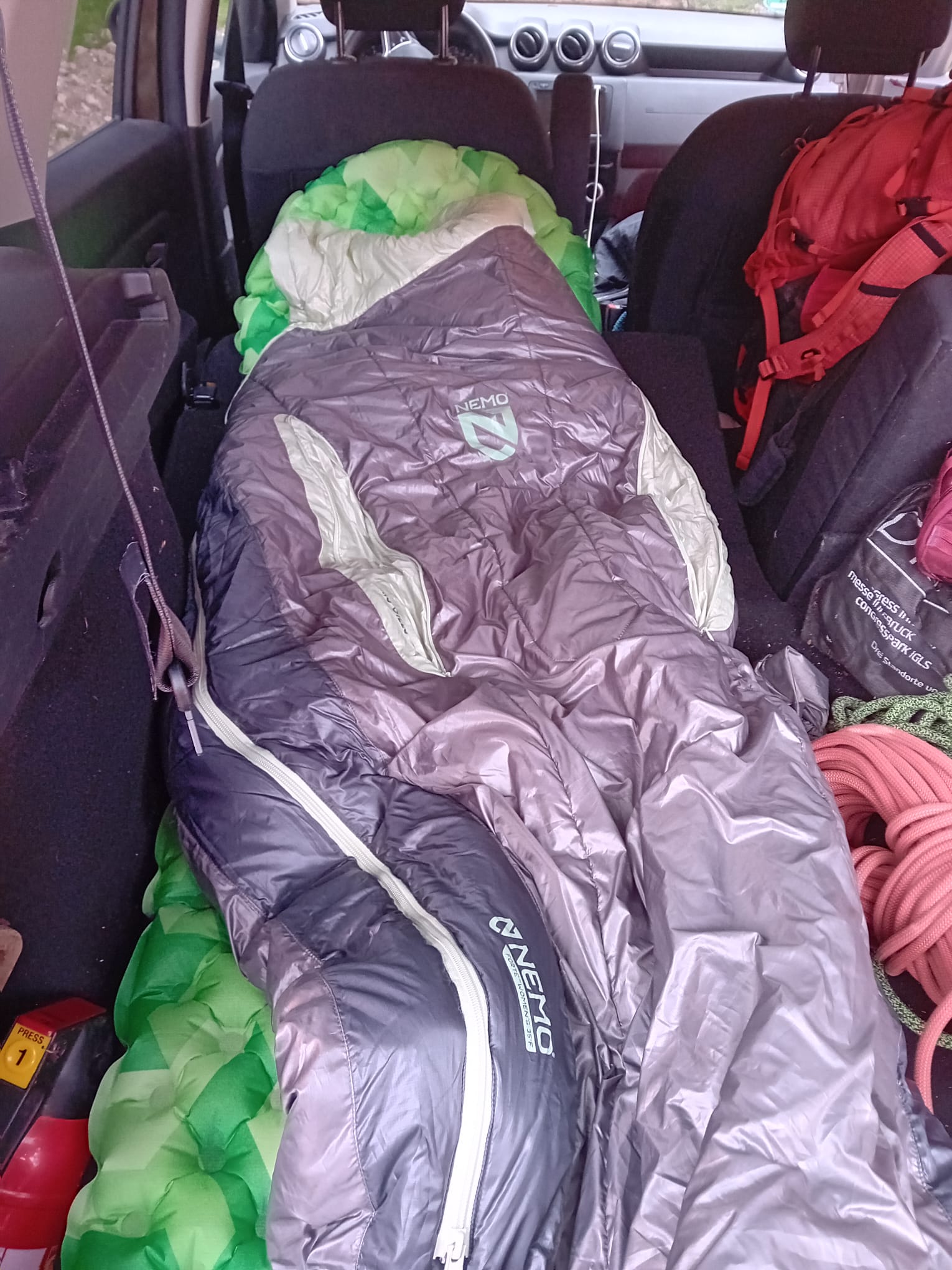 Schlafsack im Auto