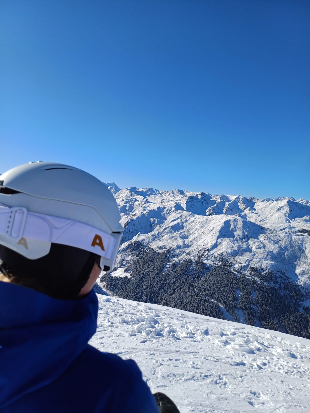 Mit Helm am Gipfel