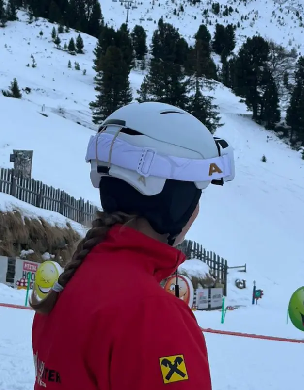 Helm von hinten