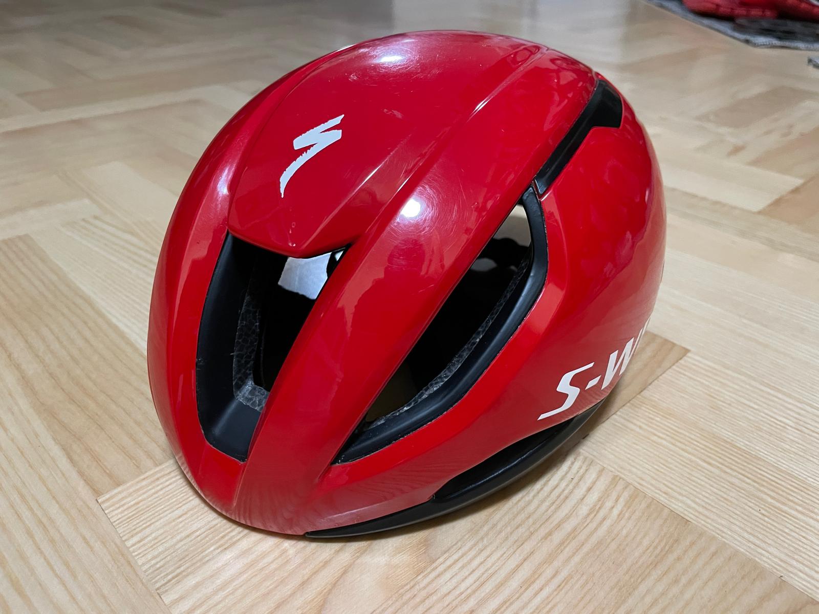 Zu sehen ist der Helm von schräg vorne 