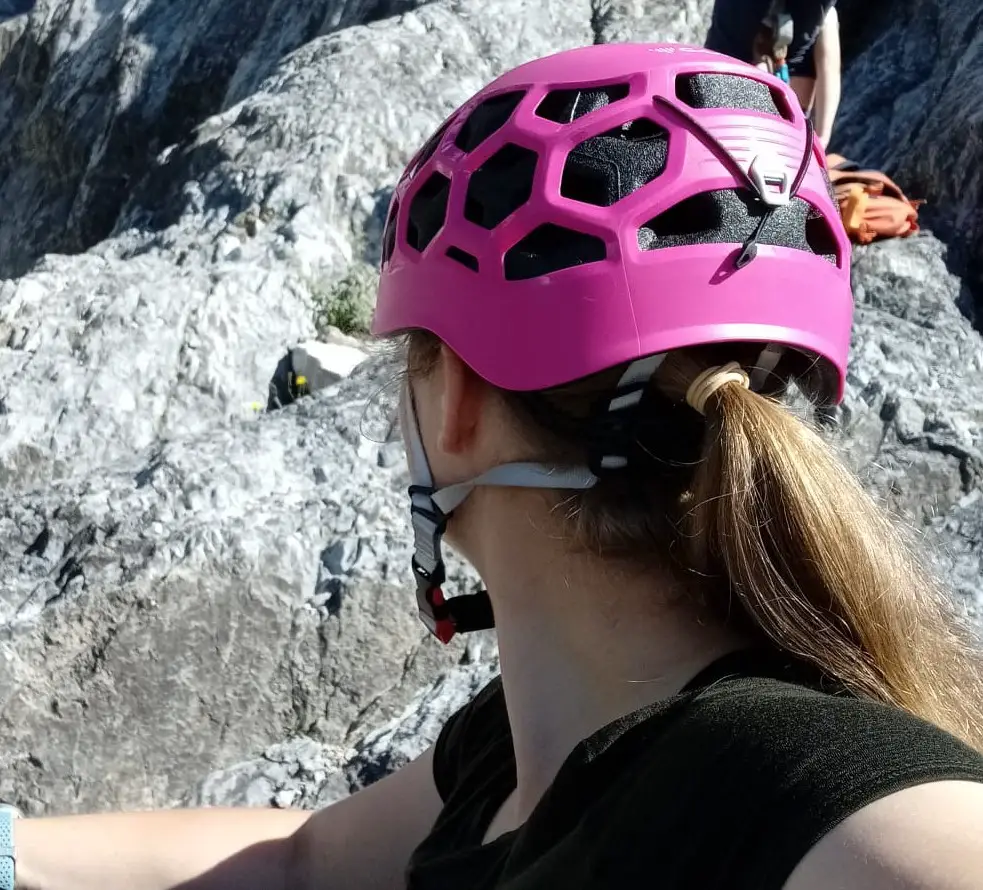 Pferdeschwanz unterm Helm