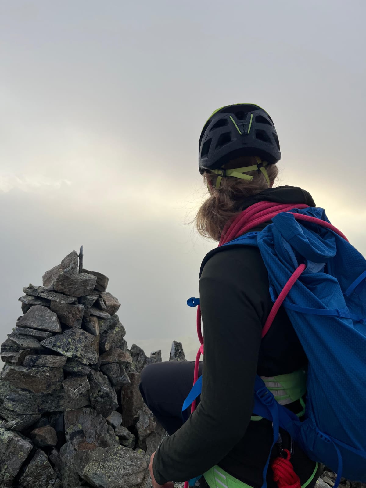 Mit Rucksack am Gipfel