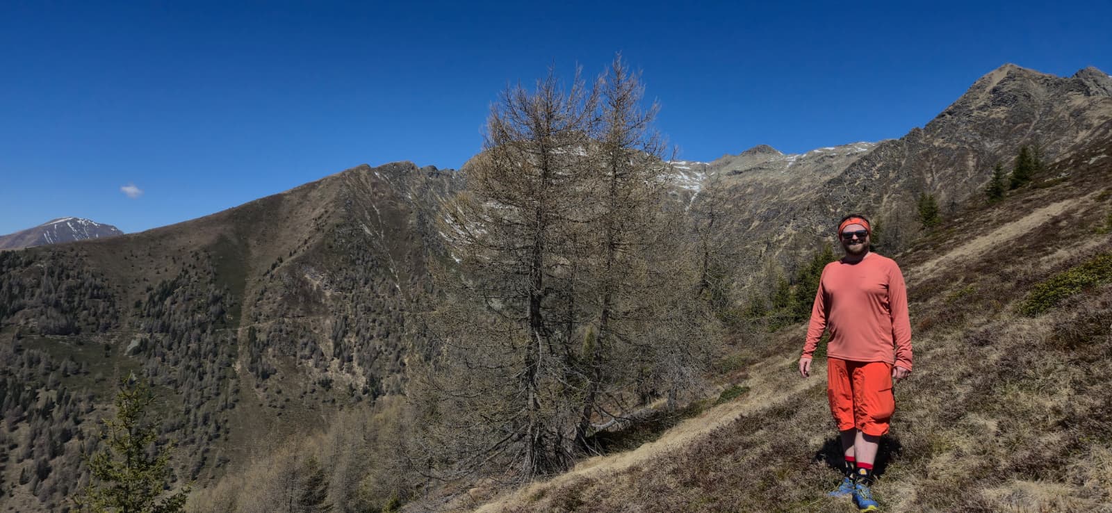Der kompetente OUTSIDEstories-Test: Das Craghoppers NosiLife SolarShield Langarmshirt überzeugt als leichtes, funktionelles Outdoor-Shirt für warme Bedingungen. Der lockere Schnitt sorgt für hohen Tragekomfort und uneingeschränkte Bewegungsfreiheit. Das Material aus einhundert Prozent recyceltem Polyester punktet mit sehr guter Atmungsaktivität, schnellem Feuchtigkeitstransport und überraschend geringer Geruchsbildung dank NosiLife-Technologie. Zusätzlich bietet es zuverlässigen UV-Schutz mit UPF fünfzig plus sowie integrierten Insektenschutz. In der Praxis – beim Wandern in Südtirol und beim Angeln – zeigte es ein stabiles Körperklima selbst bei Hitze und wechselnden Bedingungen. Verarbeitung und Haltbarkeit wirken hochwertig, auch nach mehreren Wäschen. Kleine Abstriche gibt es lediglich beim fehlenden Sonnenschutz für Kopf und Nacken. Insgesamt ein vielseitiges, alltagstaugliches Funktionsshirt mit starker Performance. Keywords: Craghoppers NosiLife SolarShield, Langarmshirt, Outdoor Shirt, UV Schutz UPF fünfzig plus, Insektenschutz, Funktionsbekleidung, recyceltes Polyester, atmungsaktiv, schnelltrocknend, Wanderbekleidung Lesedauer: ca. 780 Wörter – etwa 4 Minuten