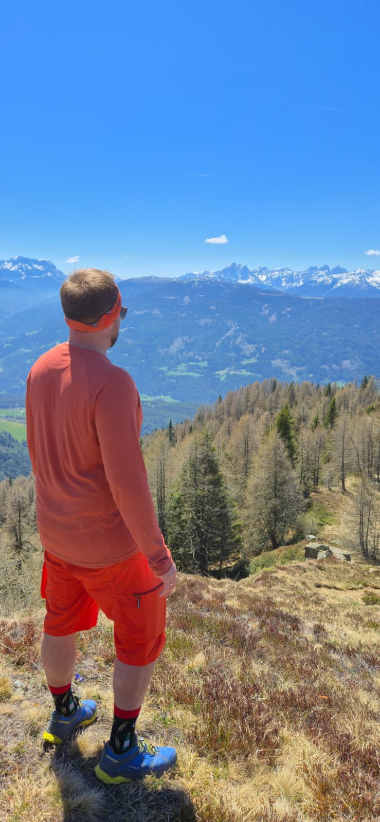 Der kompetente OUTSIDEstories-Test: Das Craghoppers NosiLife SolarShield Langarmshirt überzeugt als leichtes, funktionelles Outdoor-Shirt für warme Bedingungen. Der lockere Schnitt sorgt für hohen Tragekomfort und uneingeschränkte Bewegungsfreiheit. Das Material aus einhundert Prozent recyceltem Polyester punktet mit sehr guter Atmungsaktivität, schnellem Feuchtigkeitstransport und überraschend geringer Geruchsbildung dank NosiLife-Technologie. Zusätzlich bietet es zuverlässigen UV-Schutz mit UPF fünfzig plus sowie integrierten Insektenschutz. In der Praxis – beim Wandern in Südtirol und beim Angeln – zeigte es ein stabiles Körperklima selbst bei Hitze und wechselnden Bedingungen. Verarbeitung und Haltbarkeit wirken hochwertig, auch nach mehreren Wäschen. Kleine Abstriche gibt es lediglich beim fehlenden Sonnenschutz für Kopf und Nacken. Insgesamt ein vielseitiges, alltagstaugliches Funktionsshirt mit starker Performance. Keywords: Craghoppers NosiLife SolarShield, Langarmshirt, Outdoor Shirt, UV Schutz UPF fünfzig plus, Insektenschutz, Funktionsbekleidung, recyceltes Polyester, atmungsaktiv, schnelltrocknend, Wanderbekleidung Lesedauer: ca. 780 Wörter – etwa 4 Minuten