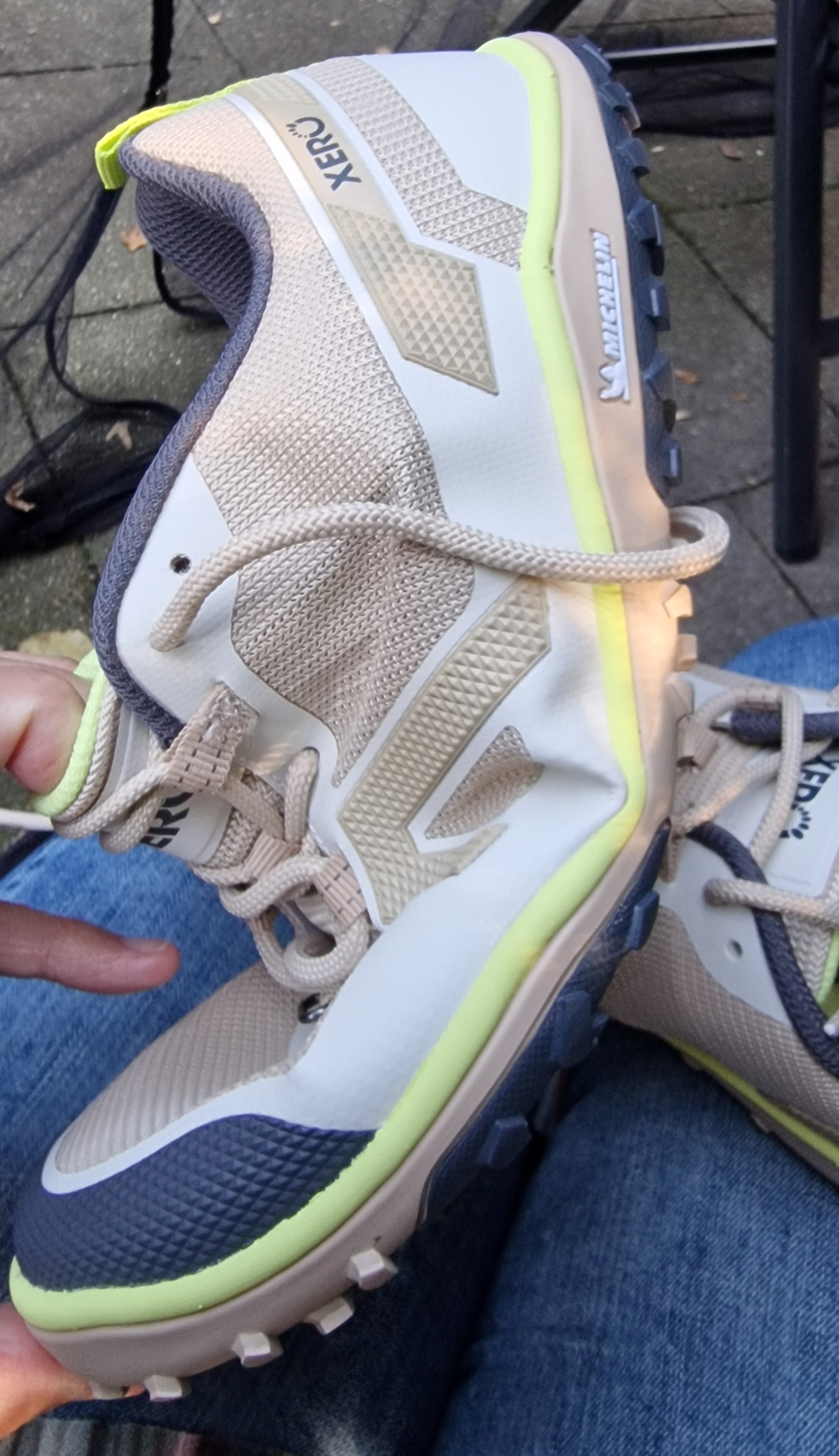 Die Barfußschuhe sind trotz der stabileren Sohle mit Profiltiefe sehr flexibel.