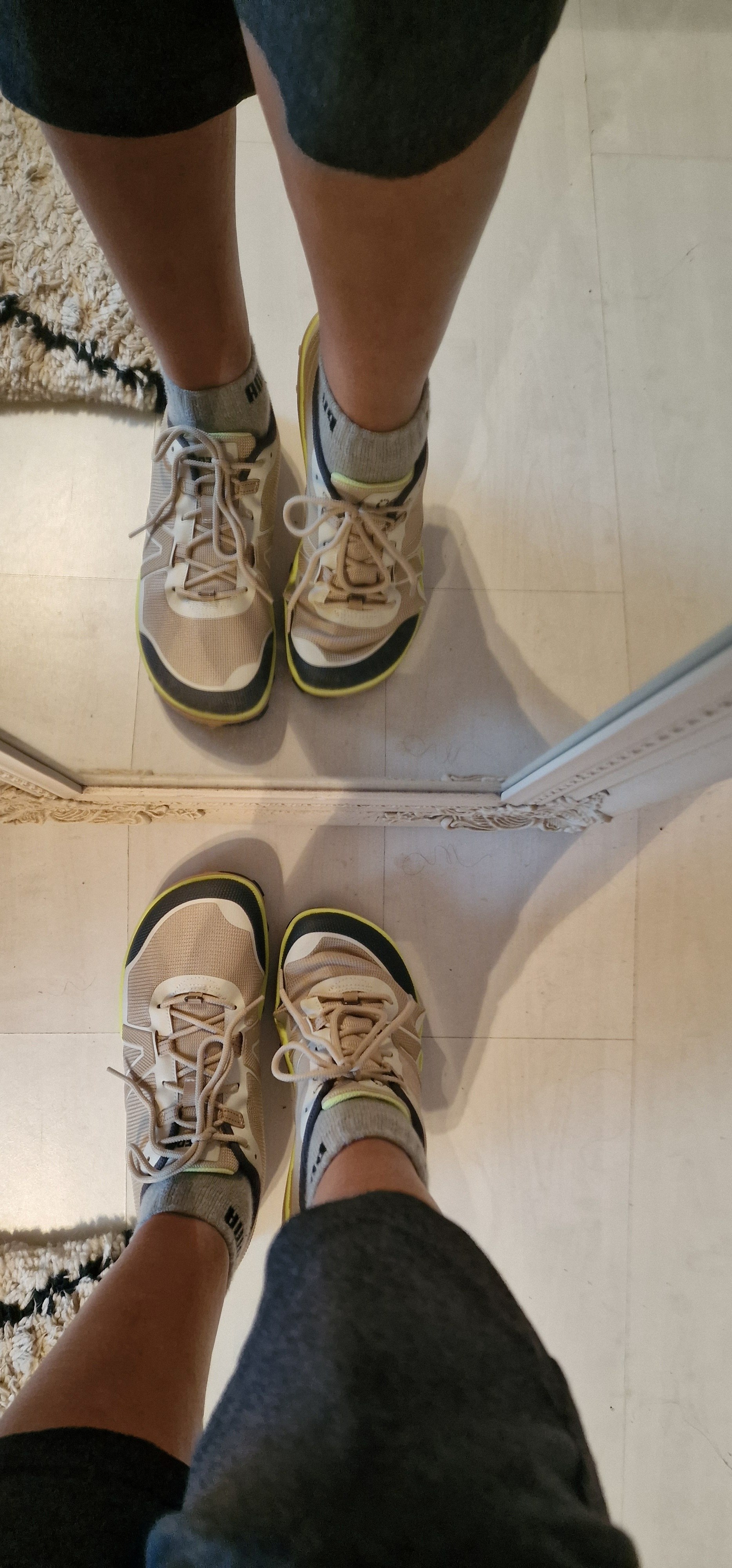 Der Schuh ist für mich perfekt geschnitten und die Größe 42,5 sitzt rundum gut.