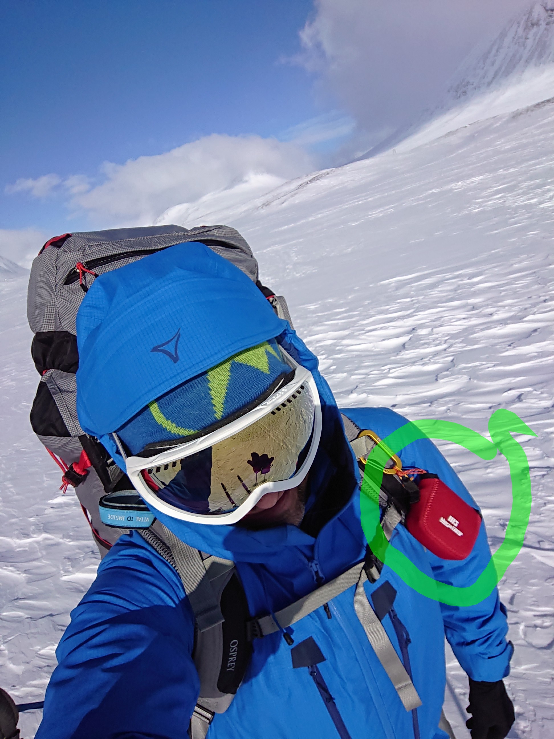 Am Rucksack befestigter Notruf-Sender