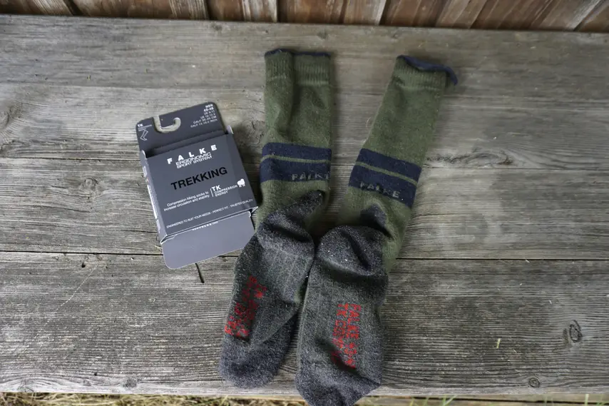 Die TK Compression Energy Herren Trekking Kniestrümpfe sind wirklich wunderbare Socken fürs Wandern. Der Kompressionseffekt ist wirklich sehr angenehm und zu keinem Zeitpunkt störend oder zu fest. Bei der Bestellung sollte auf jeden Fall auf den passenden Wadenumfang geachtet werden. Die Versprechen des Herstellers kann ich großteils unterschreiben. Die Socken haben wirklich einen optimalen Sitz ohne Verrutschen, die Thermoregulierung funktioniert auch sehr gut und der Kompressionseffekt sorgt gefühlt für eine verminderte Muskelermüdung. Auch bei Nässe haben die Socken ein sehr gutes Bild gemacht. Blasenfrei blieben meine Füße im Testzeitraum jedoch nicht, obwohl man sagen muss, dass diese kleine Blase wirklich erst nach Stunden im Regen entstanden ist und wohl auch der Schuh seinen Beitrag dazu geleistet hat. Einzig der Geruch der Socken nach dieser Regentour ist mir als kleines Manko aufgefallen. Reine Merinosocken haben einfach eine noch geringere Geruchsentwicklung als die TK Compression Energy Herren Trekking Kniestrümpfe. Immerhin ist der Polyamid Gehalt mit 40 % relativ hoch. Vielleicht schafft es Falke hier noch einmal etwas nachzubessern, aber insgesamt bin ich von den Socken wirklich begeistert und der Tragekomfort sucht seinesgleichen. Für jeden, der bequeme Socken fürs Trekking und Wandern sucht, kann ich die TK Compression Energy Herren Trekking Kniestrümpfe wärmstens empfehlen. 