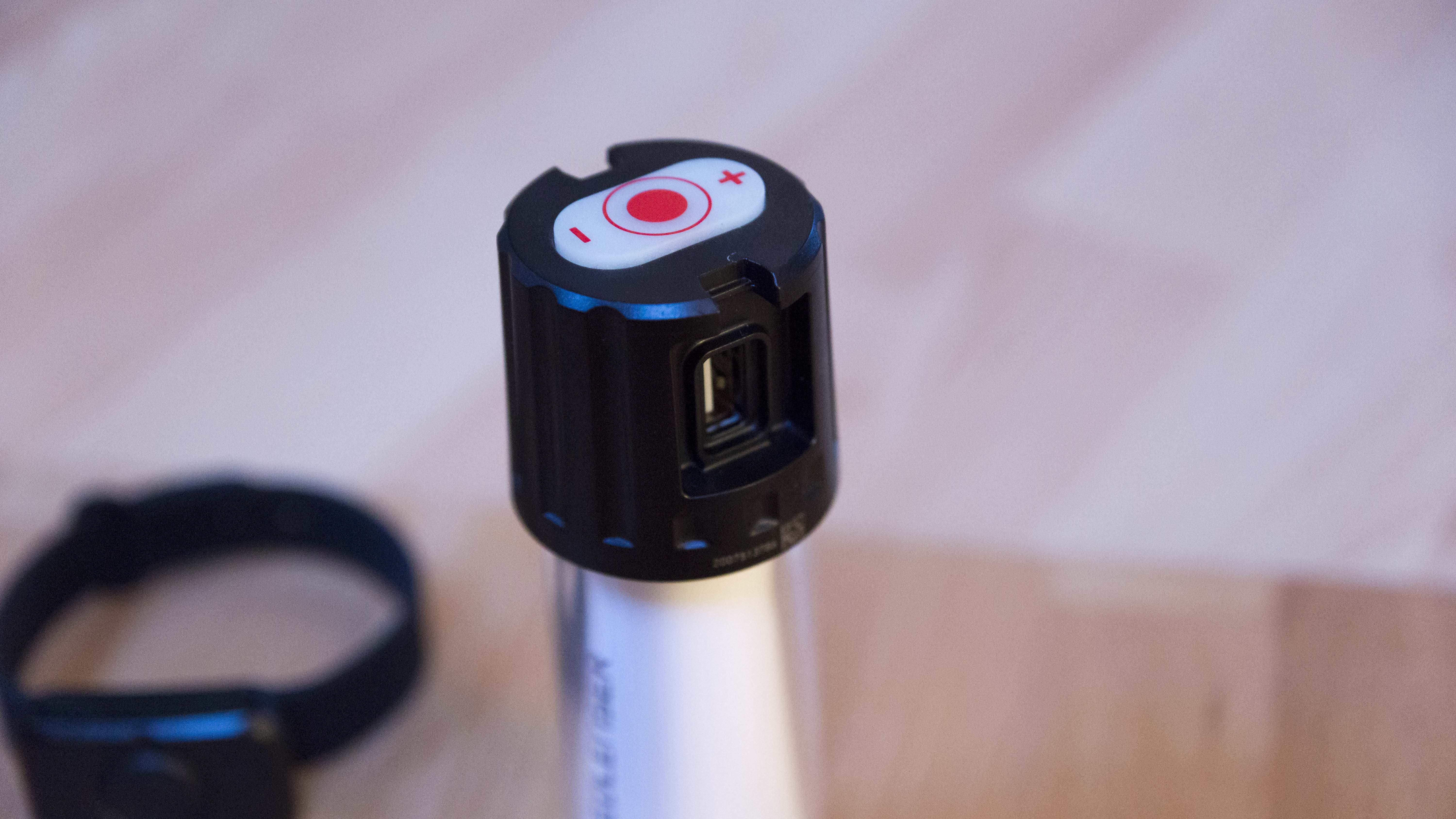 Der abnehmbare Haltegriff unter dem sich der USB Out versteckt