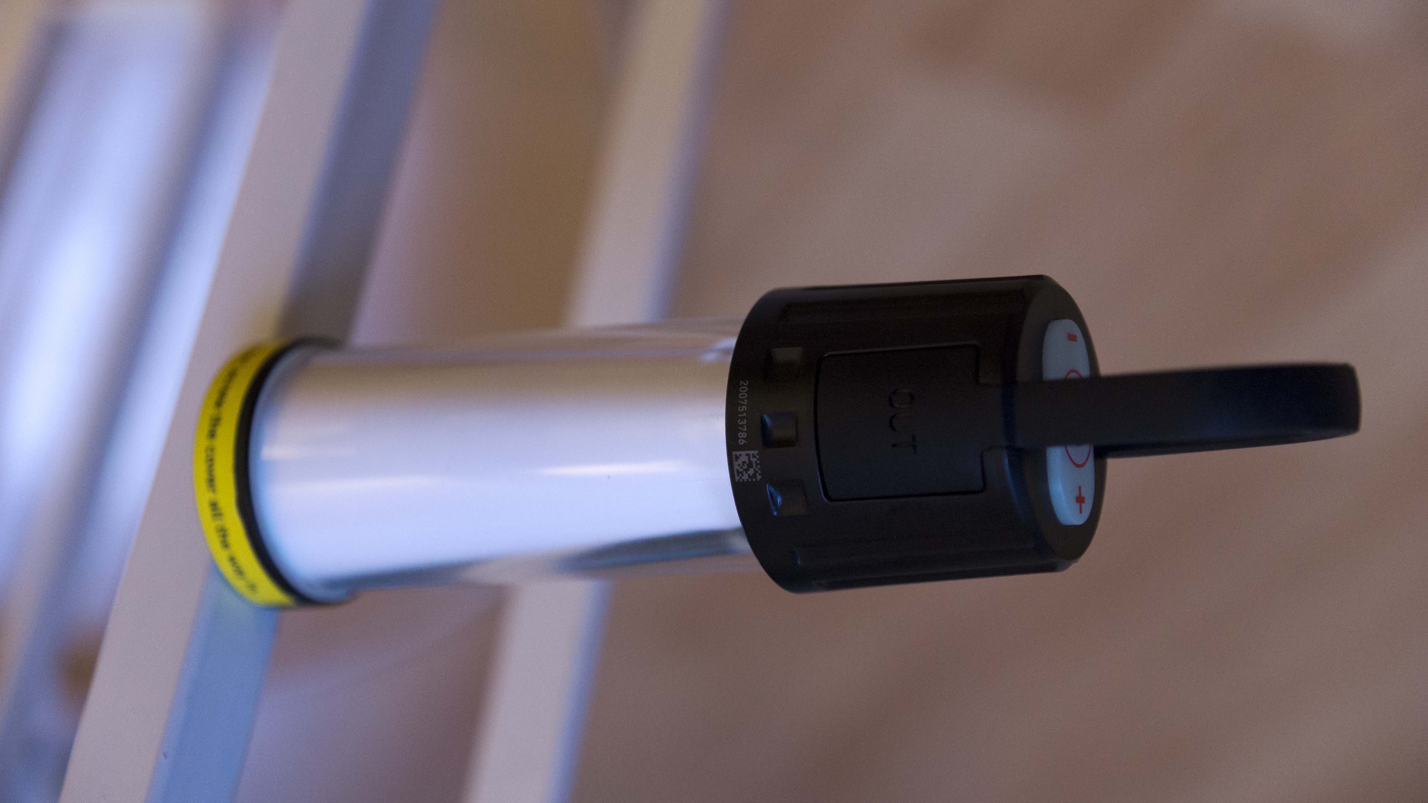 Dank der Magnete im Fuß hält die Lampe auch waagerecht stabil