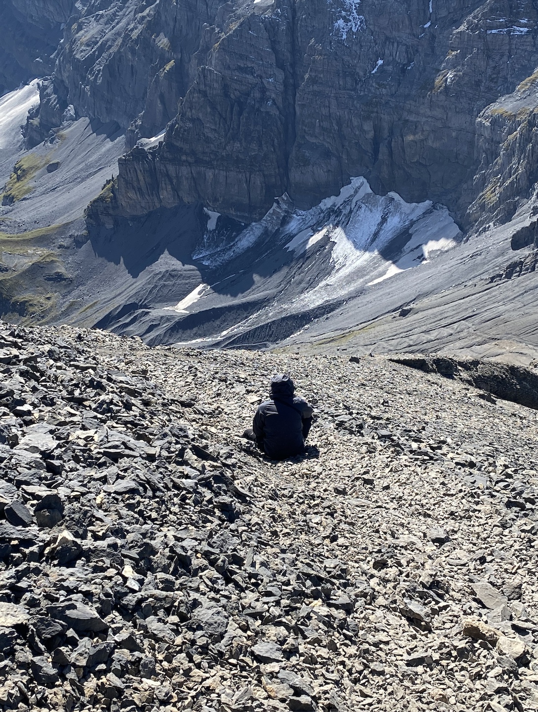 Sitzend auf 300m Höhe in den steinigen Bergen der Schweiz.