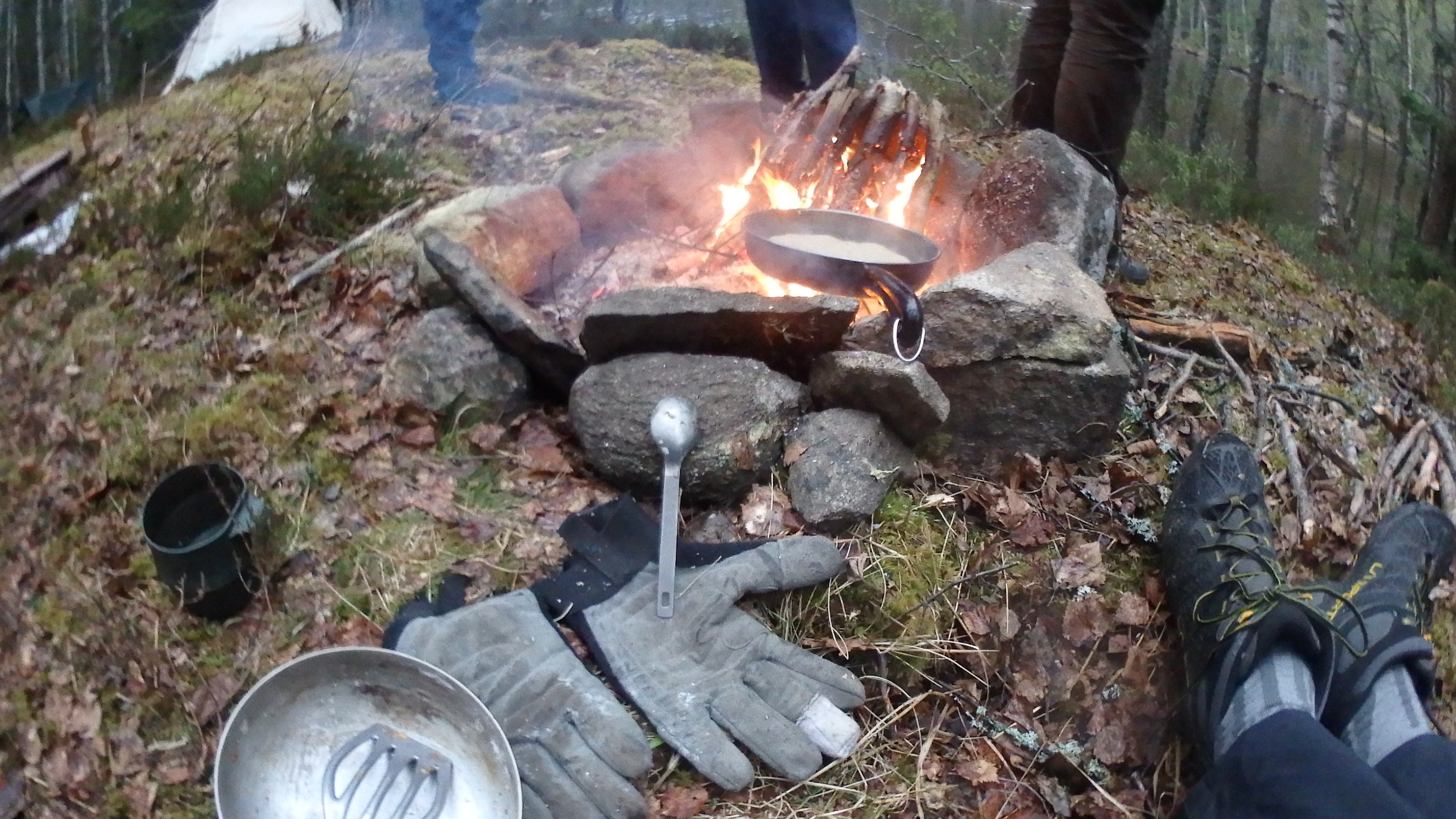 am Lagerfeuer als Schutzhandschuh