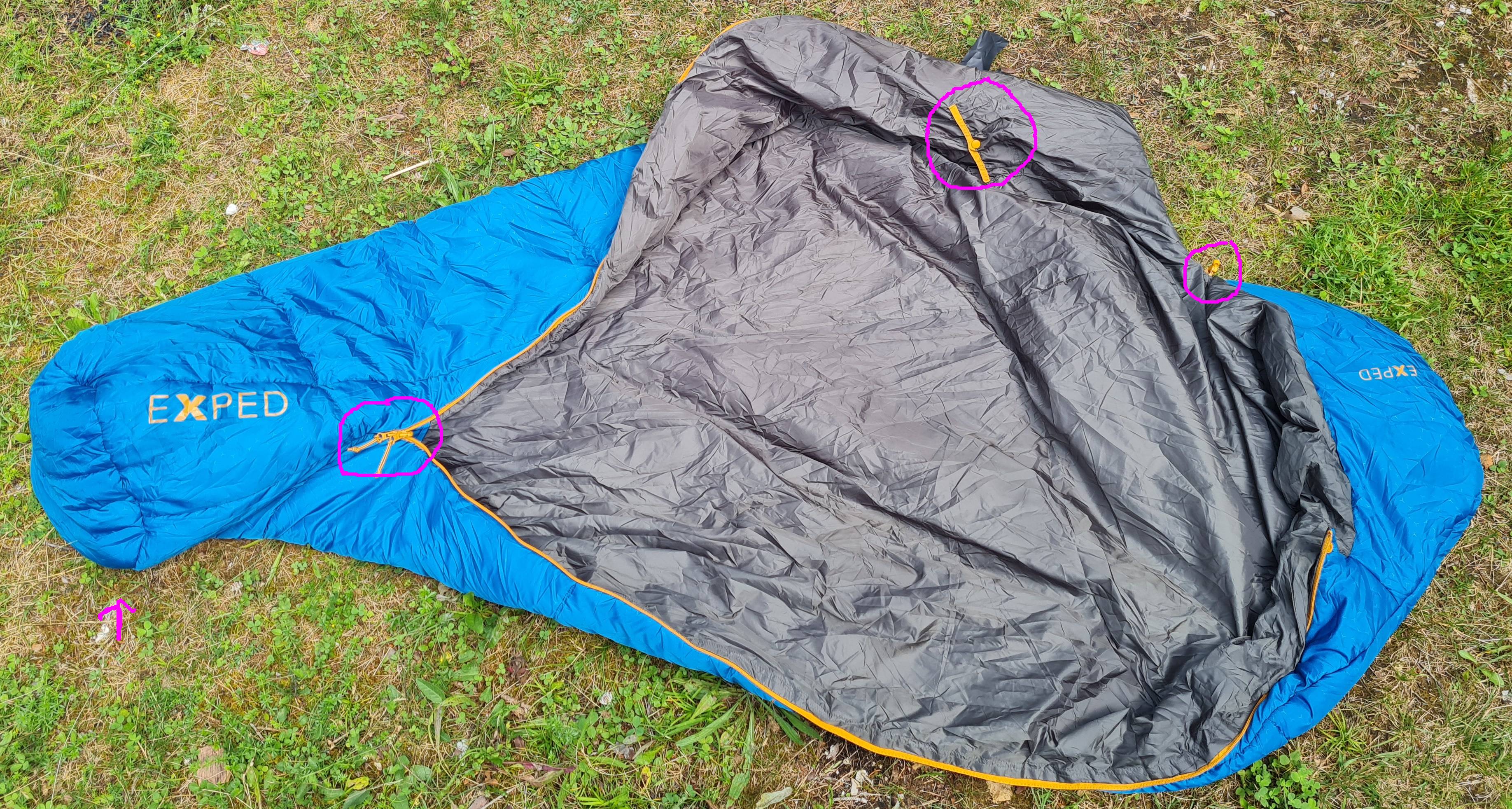 Schlafsack ausgebreitet auf wiese
