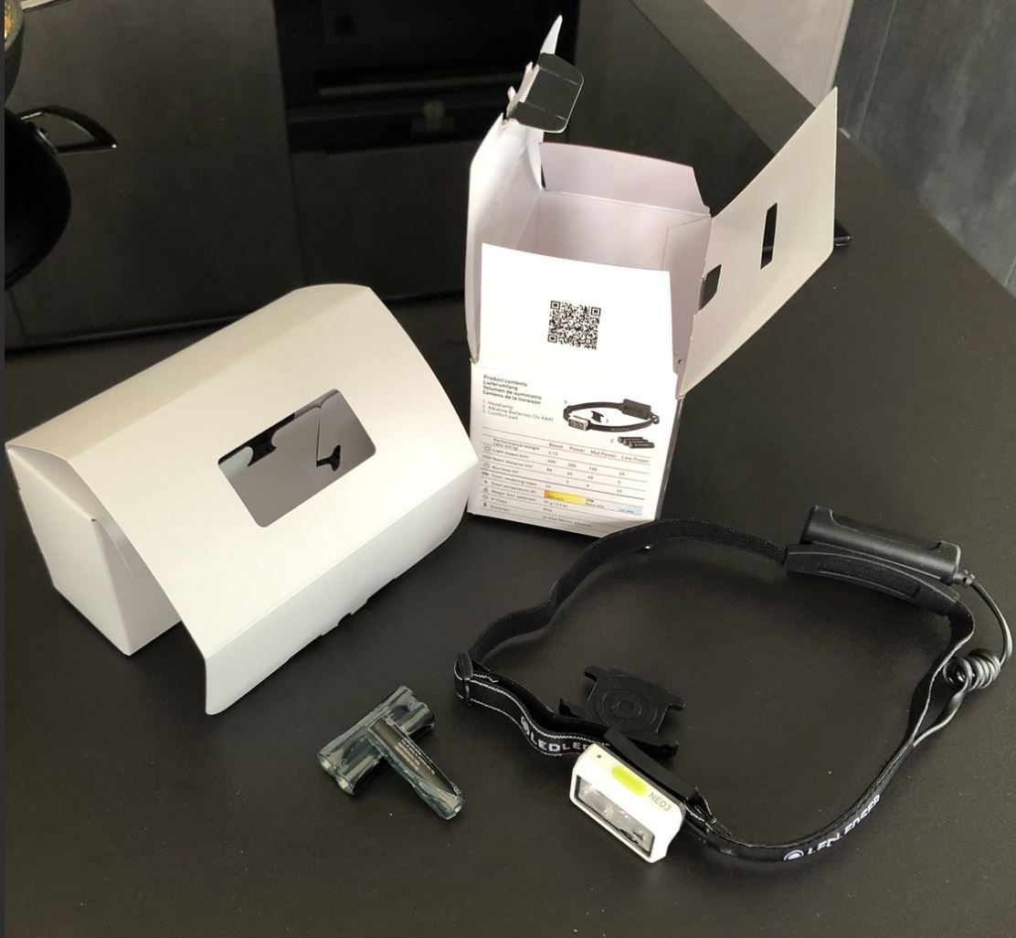 ausgepackte Lampe mit Zusatzpuffer und Batterien