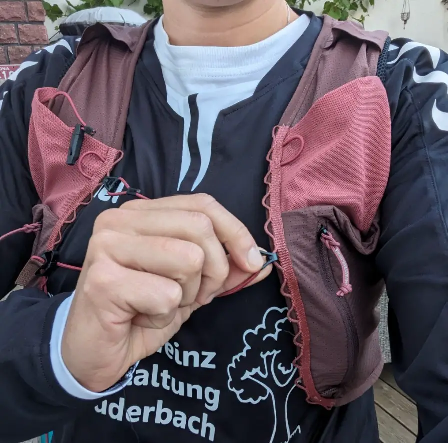 Man sieht die Öse, die zuerst zugemacht wird